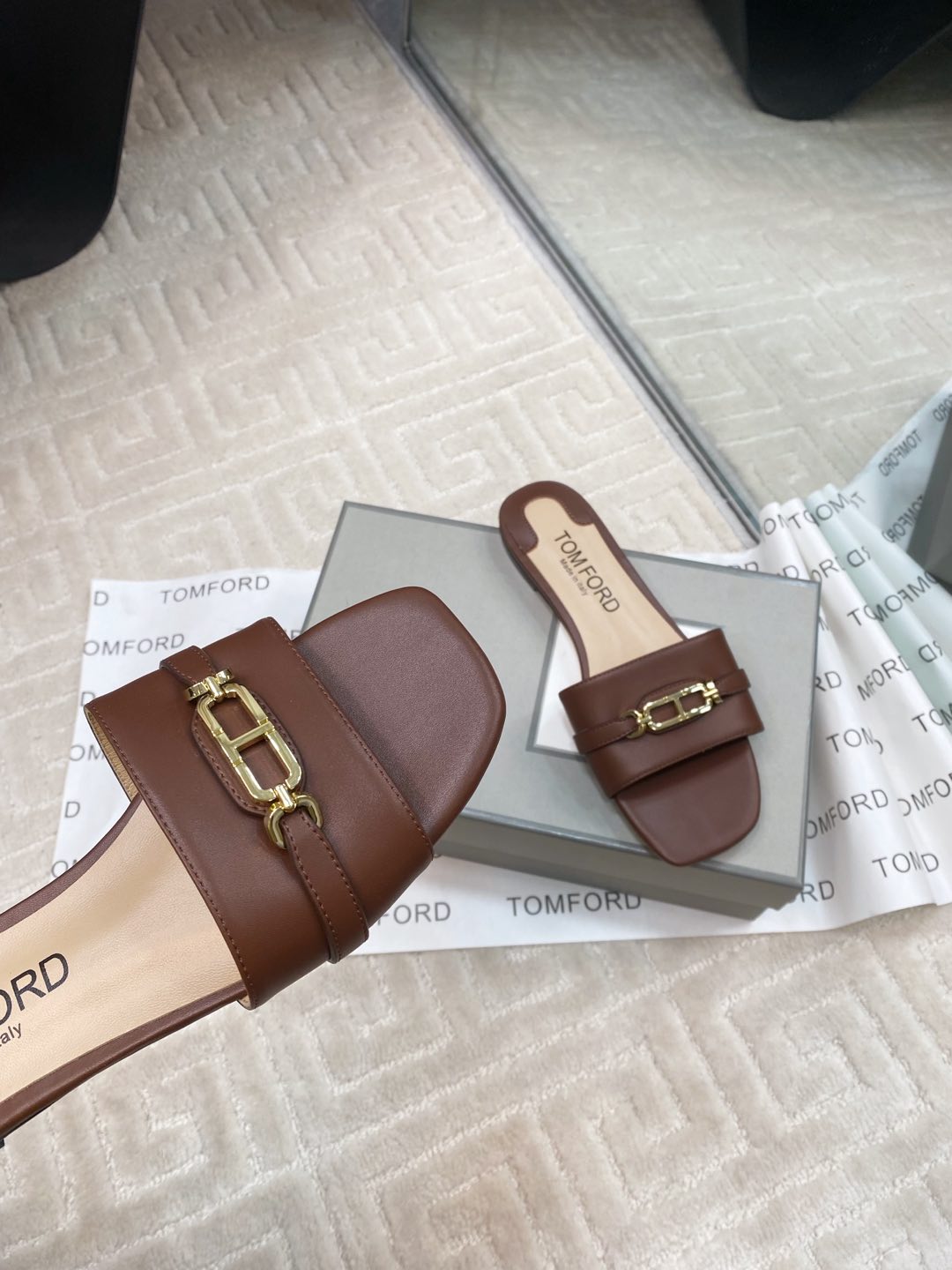 Tom Ford’s Luxurious Leather Slippers: Quality Materials and Stylish Design. - 图片 4