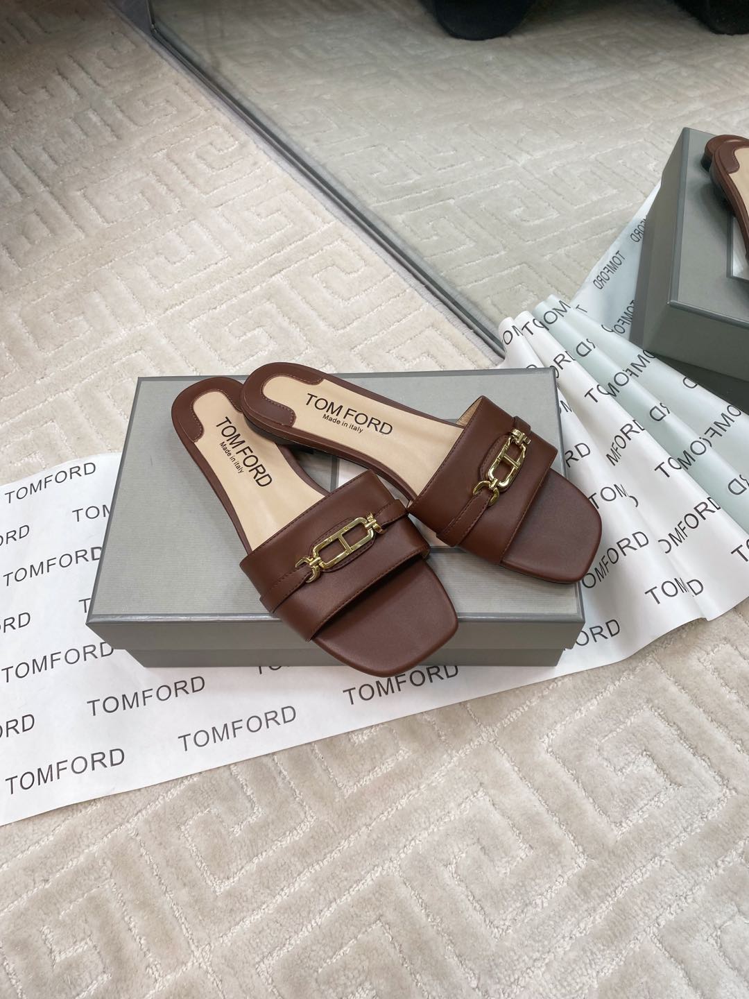 Tom Ford’s Luxurious Leather Slippers: Quality Materials and Stylish Design. - 图片 5