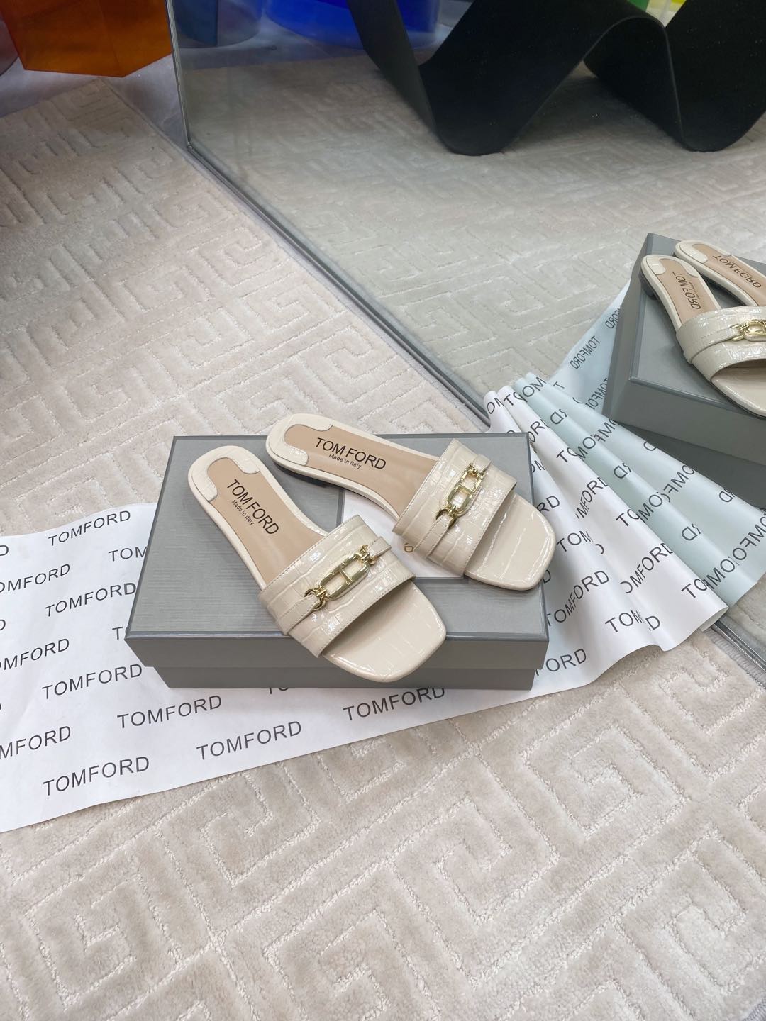 Tom Ford’s Stylish Leather Slippers: Quality Materials and Elegant Design, Size 35-39. - 图片 3