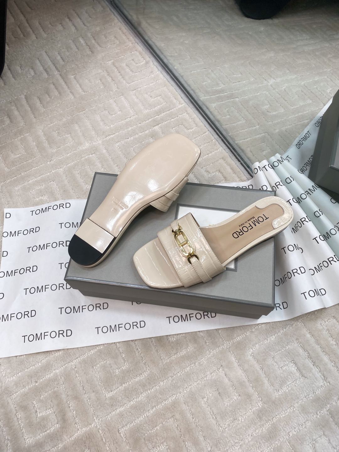 Tom Ford’s Stylish Leather Slippers: Quality Materials and Elegant Design, Size 35-39. - 图片 7