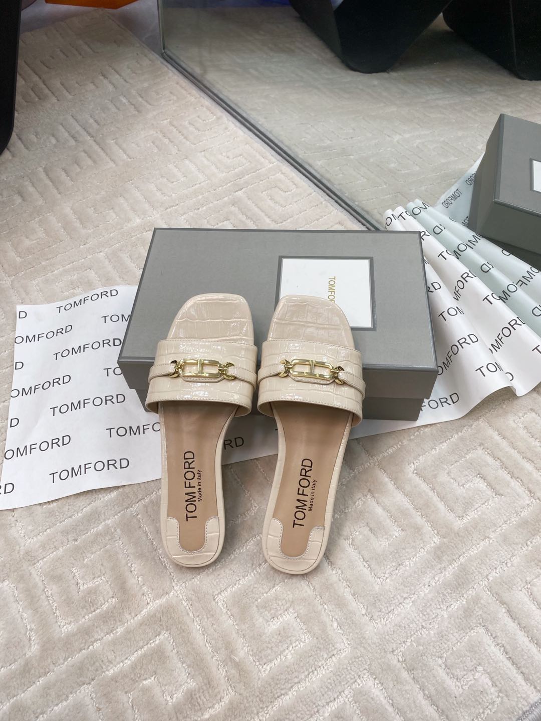 Tom Ford’s Stylish Leather Slippers: Quality Materials and Elegant Design, Size 35-39. - 图片 4