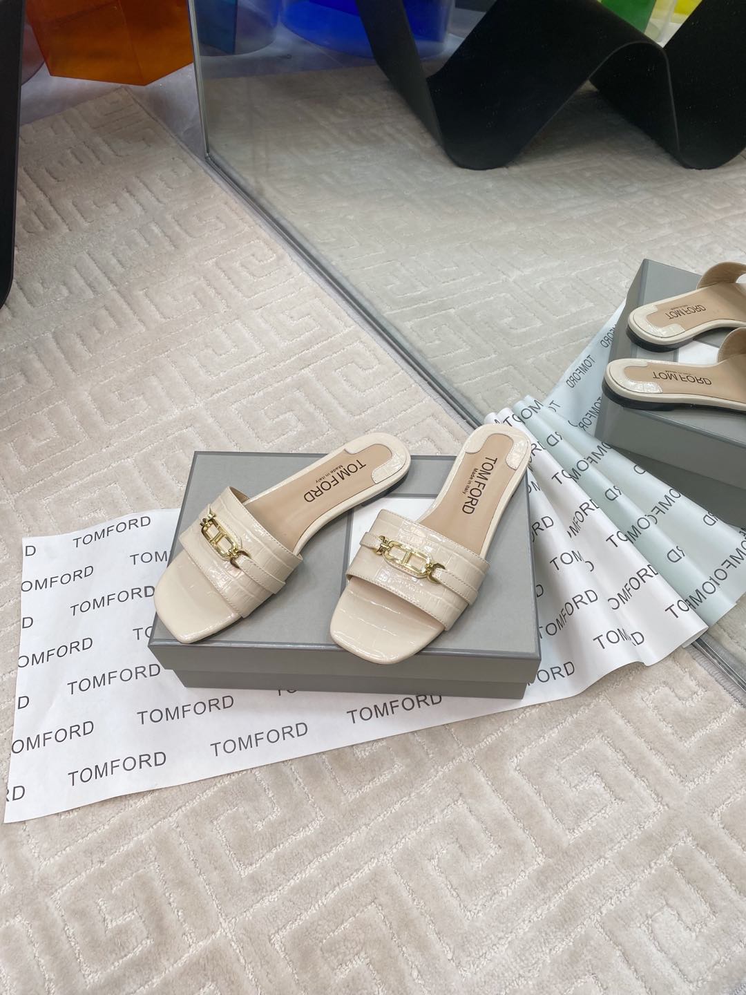 Tom Ford’s Stylish Leather Slippers: Quality Materials and Elegant Design, Size 35-39. - 图片 2