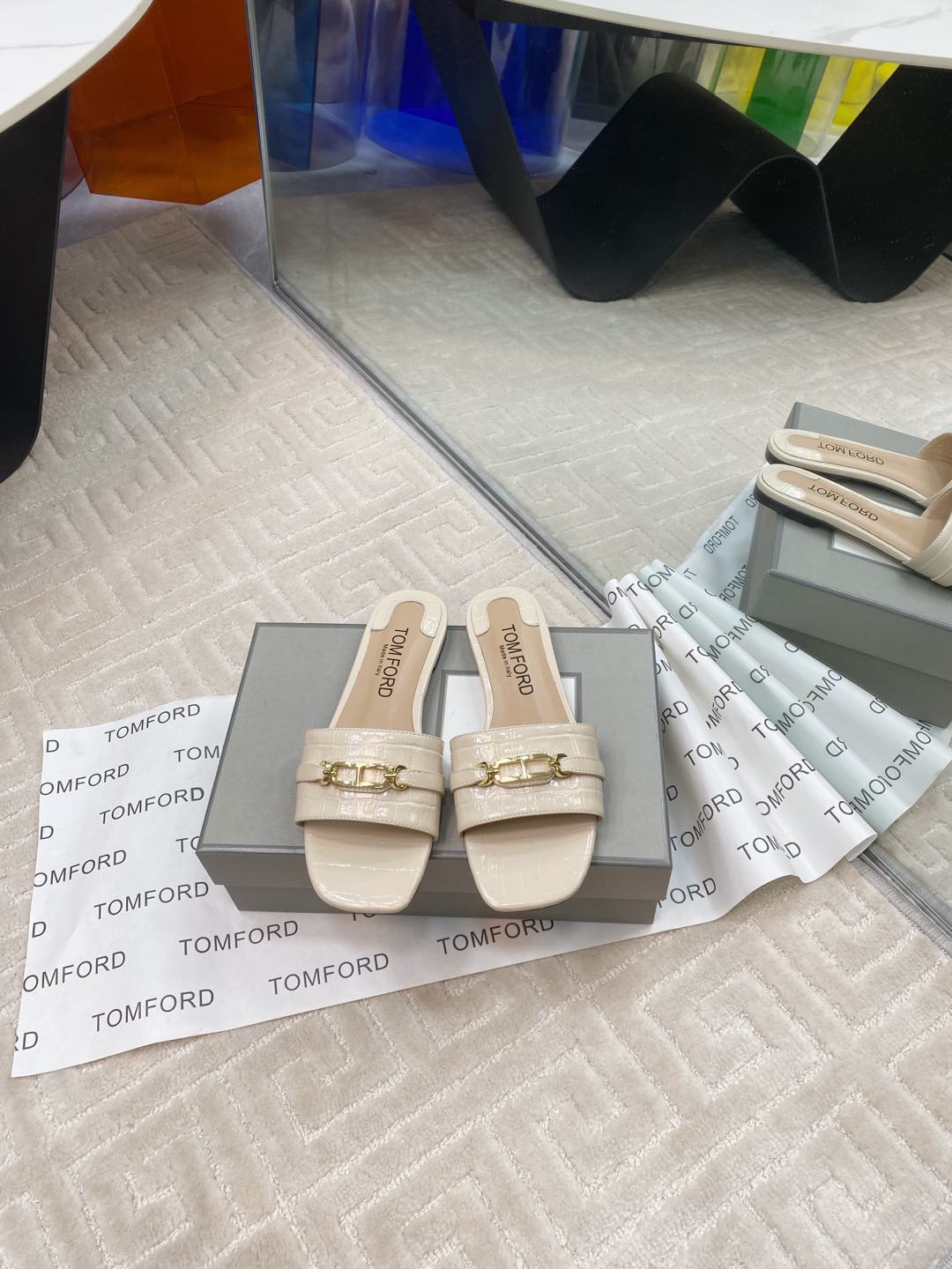 Tom Ford’s Stylish Leather Slippers: Quality Materials and Elegant Design, Size 35-39.