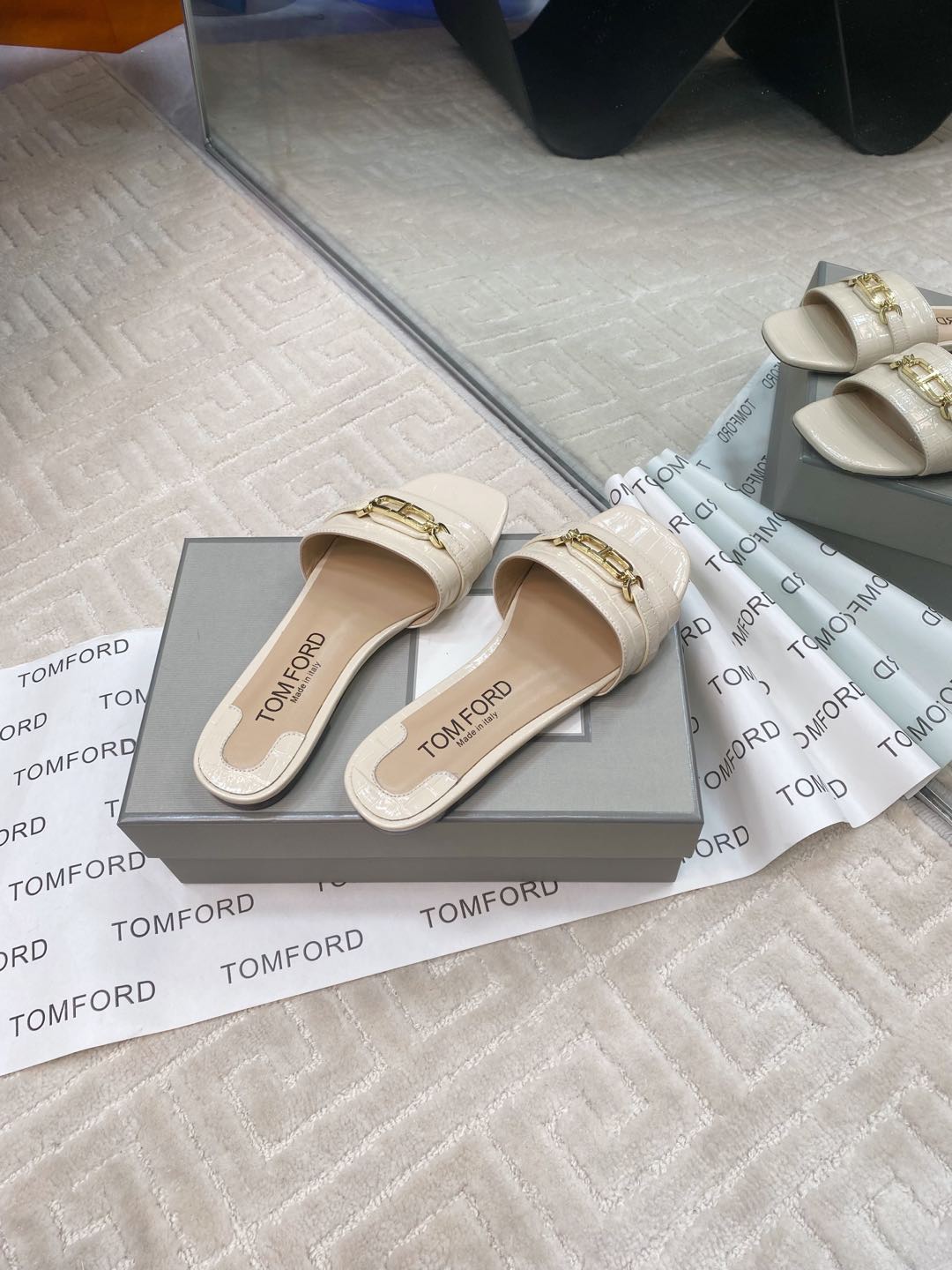 Tom Ford’s Stylish Leather Slippers: Quality Materials and Elegant Design, Size 35-39. - 图片 9