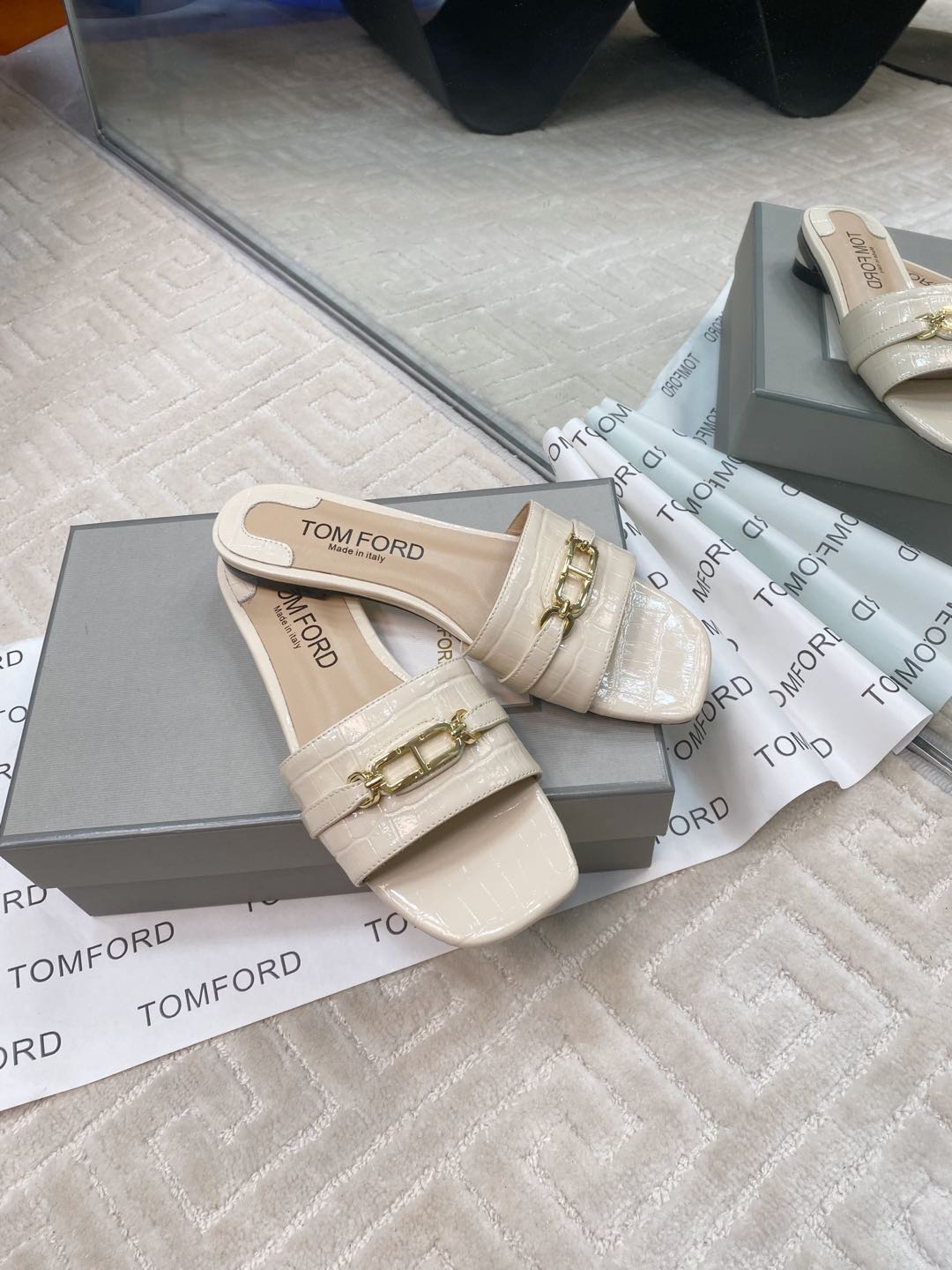 Tom Ford’s Stylish Leather Slippers: Quality Materials and Elegant Design, Size 35-39. - 图片 5