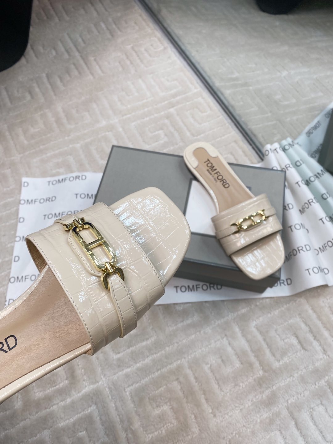 Tom Ford’s Stylish Leather Slippers: Quality Materials and Elegant Design, Size 35-39. - 图片 6