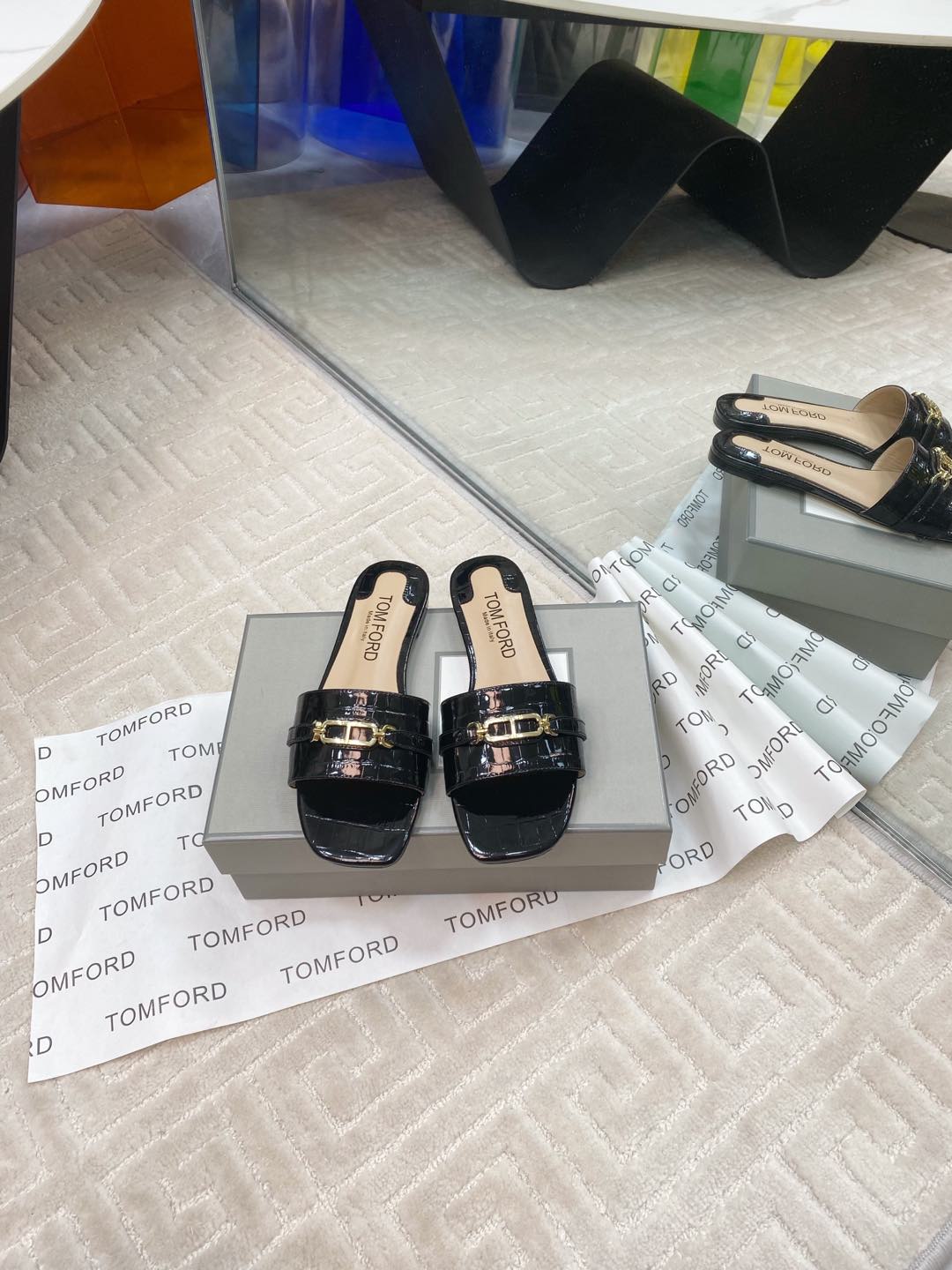 Tom Ford’s Luxurious Leather Slippers: Quality Materials and Stylish Design, Size 35-39 - 图片 1