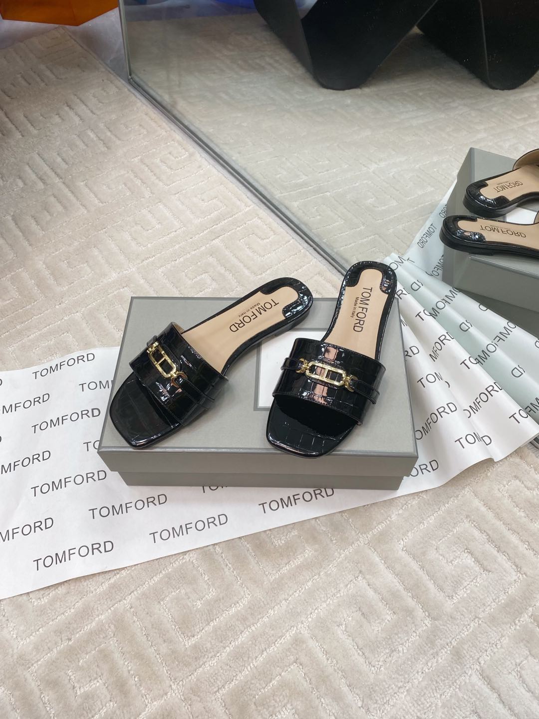 Tom Ford’s Luxurious Leather Slippers: Quality Materials and Stylish Design, Size 35-39 - 图片 2
