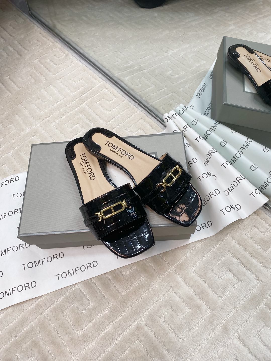Tom Ford’s Luxurious Leather Slippers: Quality Materials and Stylish Design, Size 35-39 - 图片 5