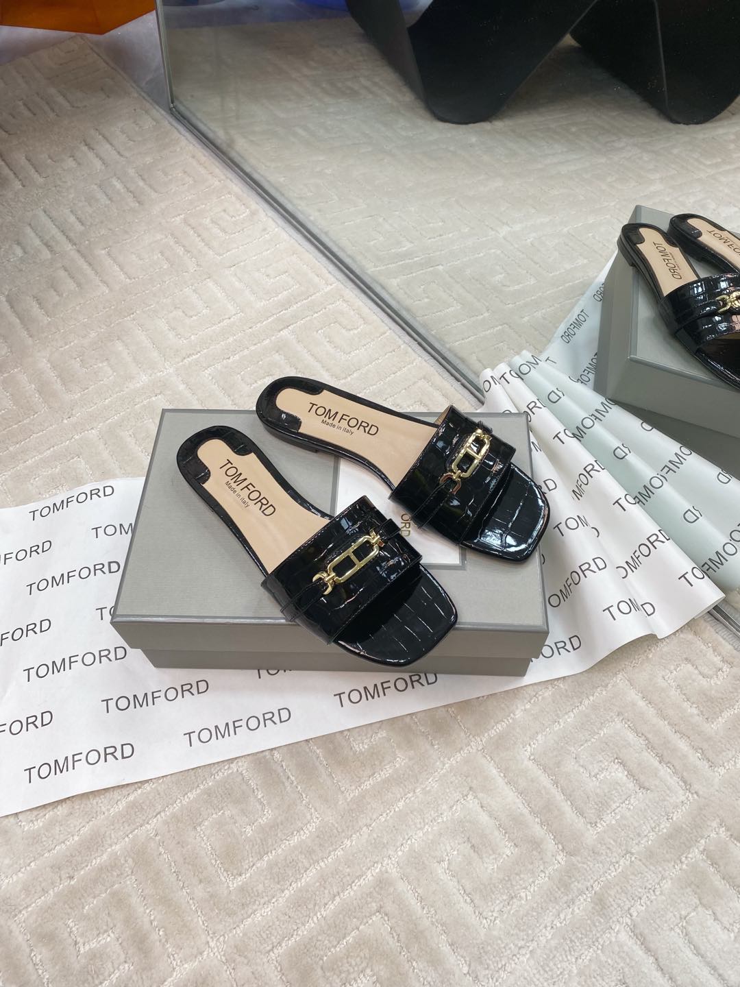 Tom Ford’s Luxurious Leather Slippers: Quality Materials and Stylish Design, Size 35-39 - 图片 3