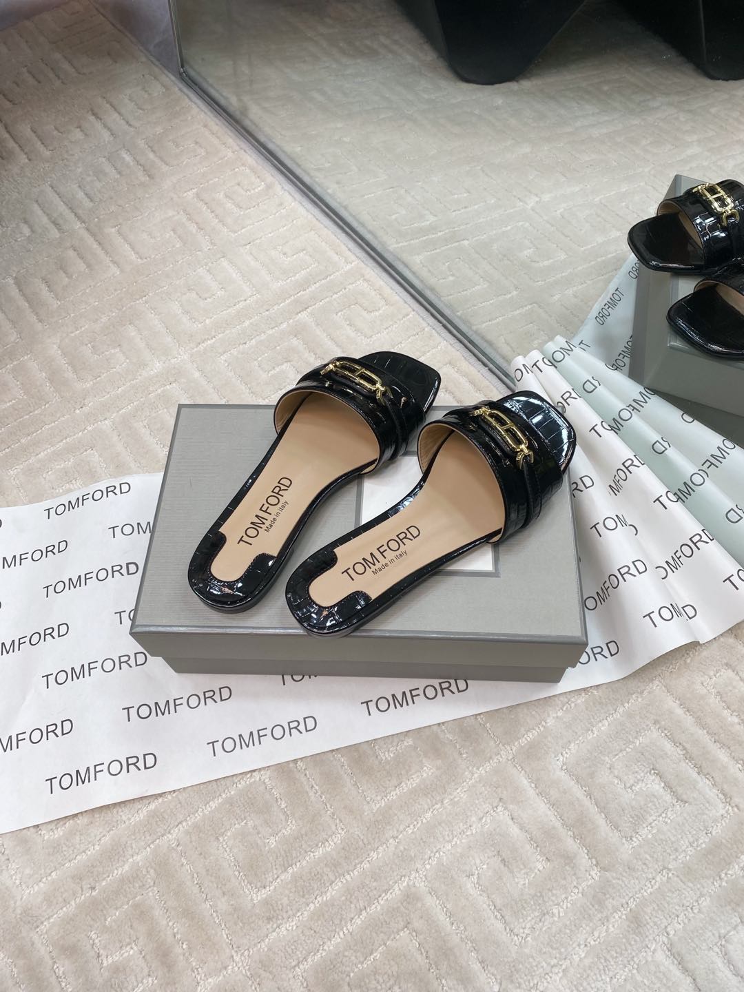 Tom Ford’s Luxurious Leather Slippers: Quality Materials and Stylish Design, Size 35-39 - 图片 7