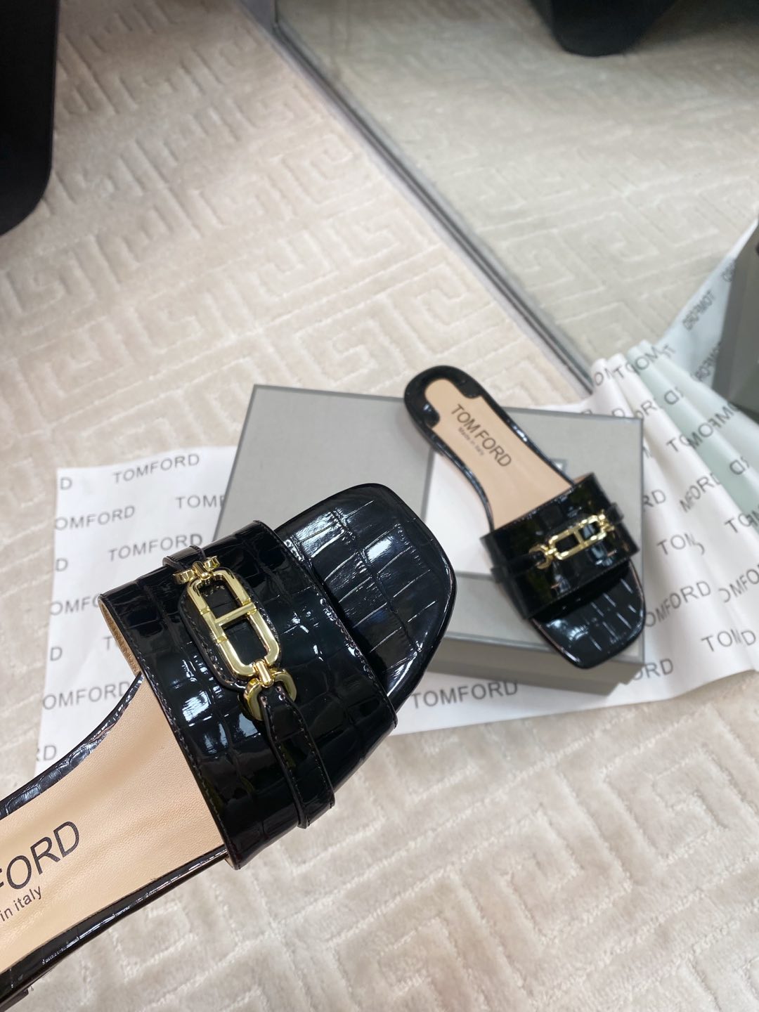 Tom Ford’s Luxurious Leather Slippers: Quality Materials and Stylish Design, Size 35-39 - 图片 6