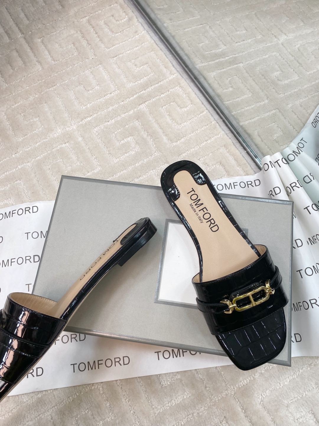 Tom Ford’s Luxurious Leather Slippers: Quality Materials and Stylish Design, Size 35-39 - 图片 8