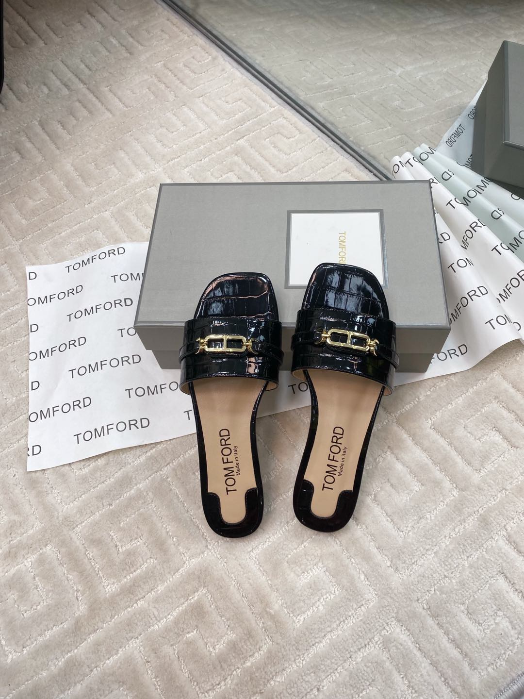 Tom Ford’s Luxurious Leather Slippers: Quality Materials and Stylish Design, Size 35-39 - 图片 4