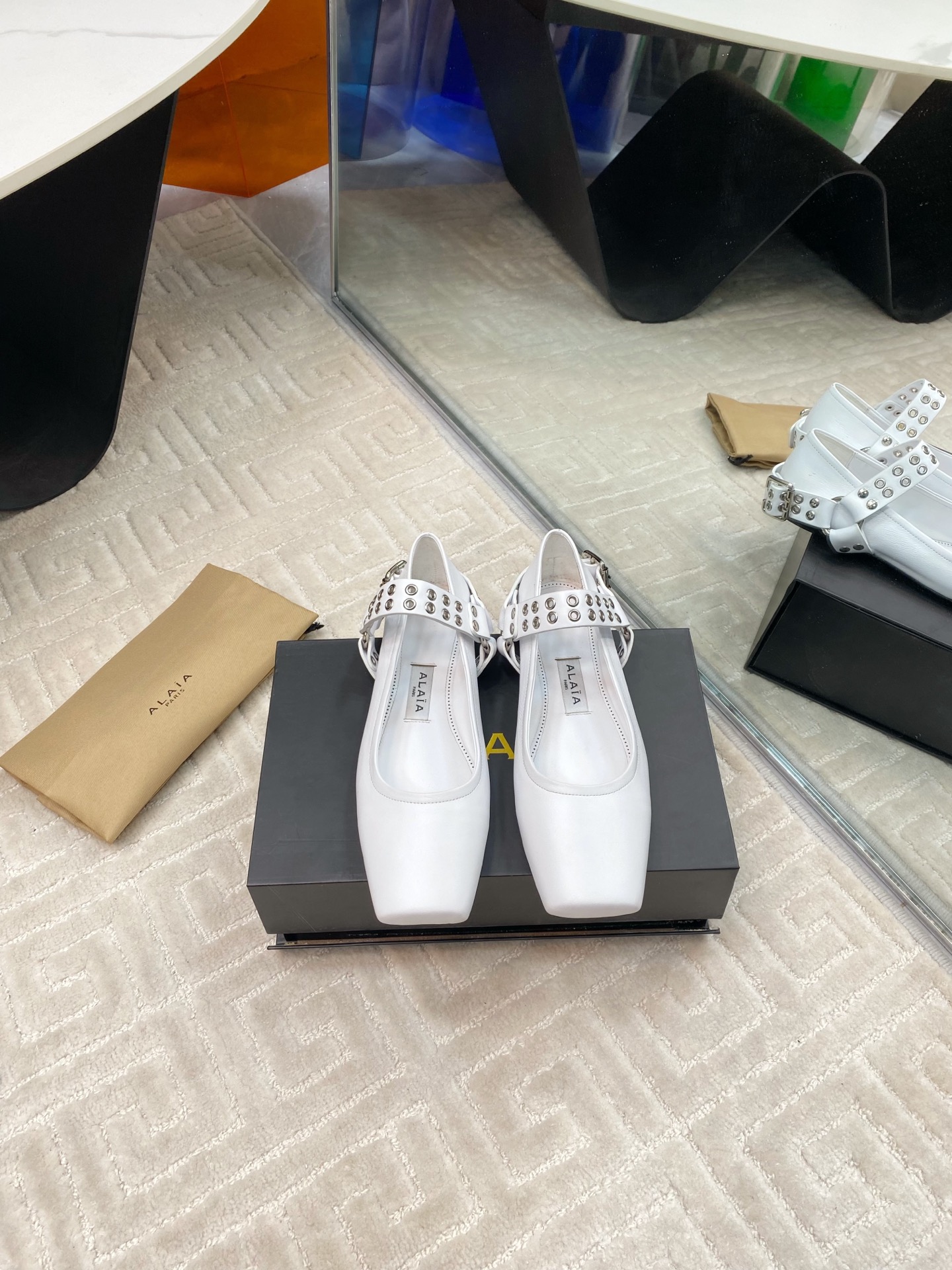 NO:258038,ALAIA new early spring square-toe ballet flat shoes original version purchased from the French first-tier luxury brand ALAIA ALAIA 25SS French fairy ballet flat dance shoes. The ALAIA brand originated from its founder. Azzedine Alaia is the founder of the 