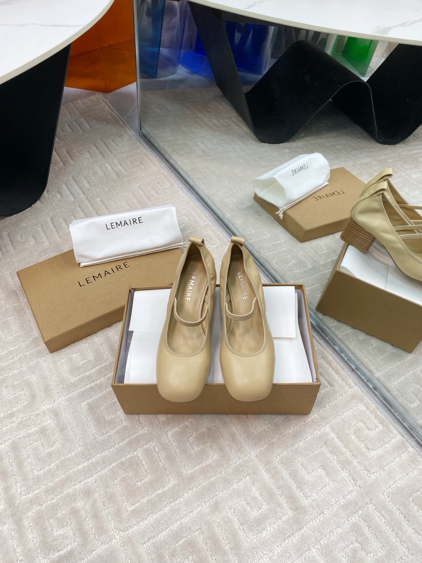 NO:258044,/ Lemaire's beautiful ballet shoes. It's really comfortable to wear. Low-key, simple and high-end. Random and lazy. Chicken yellow is also good-looking. Flat sole lambskin Mary Jane super comfortable. Lemaire from Paris, France. Designer brand. Women's shoes. Black lambskin. Leather heel. Full of grade. Anti-slip sole design. Divide the skin into pieces, with a looming charm. The addition of elastic elements injects more rebellion and strength into the exquisite shoe body, showing a slim but never weak posture. Imported sheepskin material. Imported leather sole. Size35-39 (40 41 custom-made, non-return and exchange), ballet shoes, mary jane, sheepskin, Leather soles19860909/ 勒迈尔绝美芭蕾舞鞋 上脚真的超级舒适 低调简约又不失高级 随意慵懒 小鸡黄色也好看 平底 小羊皮 玛丽珍 超舒服 Lemaire 来自法国巴黎 设计师品牌 女鞋 黑色 小羊皮 真皮包跟 档次满满 防滑大底设计 将肌肤分割成块面,有着若隐若现的魅力. 弹力 元素的加入为精致的鞋体注入更多反叛和力量,展现出纤薄但绝不柔弱的姿态.进口羊皮材质 进口真皮大底 Size35-39（40 41定制不退换）,芭蕾舞鞋,mary jane,sheepskin,Leather soles,Women's Shoes