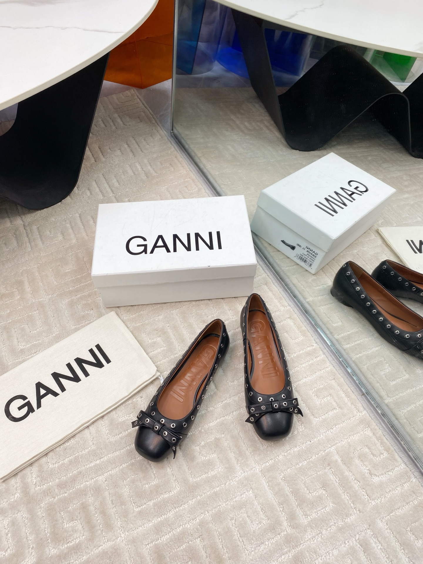 NO:258026,GANNI spring and summer catwalk single shoes. Single shoes that can be worn all year round are here. A pair of four-season shoes that are so popular. Simple retro design. The key is that they are comfortable and can be used for shopping every day. They will never become a decoration in the shoe cabinet. Cool girls must have. Super thin legs, matched without any pears. Fashionable and versatile ins. The upper material is imported cowhide. Inner cowhide. Original open mold rubber sole. Size 35-39 (40 41 customized and non-return). Single shoes, cowhide19860909GANNI春夏走秀款单鞋 一年四季都可以穿的单鞋来了,一双封神的四季鞋 简约复古设计,关键是舒适百分逛街日常都可,绝不会成为鞋柜里的摆设, 酷女孩必备 超显腿细,搭配毫无鸭梨 时髦又百搭ins 鞋面材质为进口牛皮 内里牛皮里 原版开模橡胶大底 码数35-39（40 41定制不退换）,单鞋,cowhide,Women's Shoes