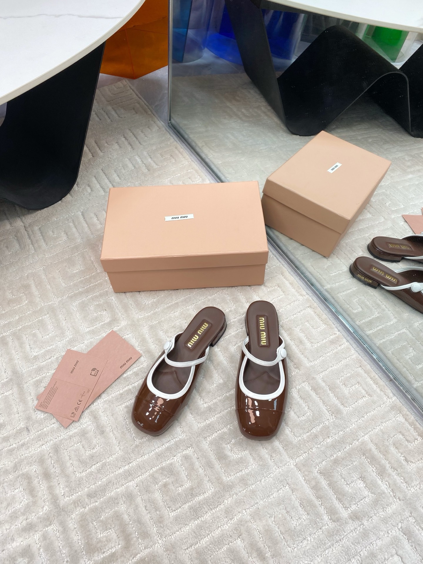 NO:258020,miu mi* The new Mary Jane leather shoes in early spring are sweet and fresh, exuding a unique and fashionable beauty. How can it be so beautiful and the more you look, the more you look, the more you look, the original 1:1 customized patent leather cowhide fabric, sheepskin lining, imported Italian leather soles Size 35-39 (40 customized, no return or exchange), semi-torque, miumiu, mary jane, cowhide, sheepskin, Leather soles19860909miu mi* 早春新款玛丽珍小皮鞋甜美清新,散发出独特时尚美感,怎么会这么好看越看越上头 原版1:1订制漆皮牛皮面料,羊皮内里 意大利进口真皮大底 尺码35-39（40订做不退换）,半拖,miumiu,mary jane,cowhide,sheepskin,Leather soles,Women's Shoes