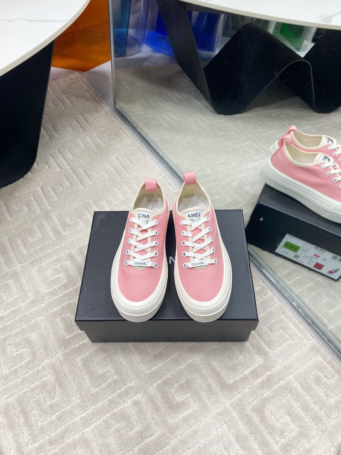 NO:164378,Chanel hidden medieval canvas shoes full of Vintage, medieval replica style get~ Canvas shoes are suitable for spring and summer, black and white splicing is very Chanel. It is very retro college-like with socks. Upper canvas, outsole rubber sole size 35/36/37/38/39/40, casual shoes/sports shoes, chanel, chanel, sneakers, socks19860909ChaneL香奈儿隐藏中古款帆布鞋 Vintage感满满,中古复刻款get啦～帆布鞋适配春夏,黑白拼接就很Chanel.配合袜子就很复古学院的感觉. 鞋面帆布 大底橡胶大底 尺码35/36/37/38/39/40,休闲鞋/运动鞋,chanel,chanel,sneakers,socks,Women's Shoes