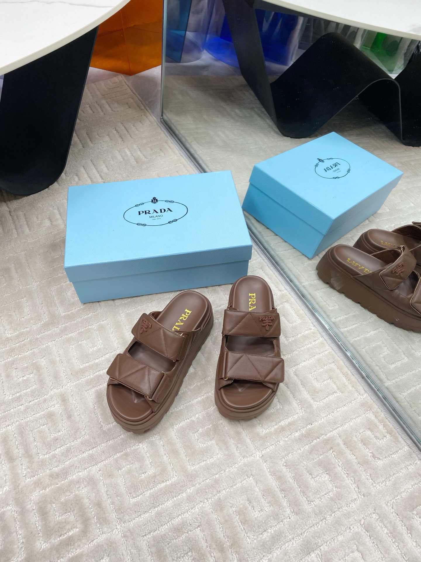 NO:221883,Prada 2025 spring and summer new sandals Roman thick-soled Velcro sandals Slippers Latest catwalk style, classic upgrades Comfort and fashionable coexist. Each color matches are good, design matches different styles. Original custom cowhide cowhide. Lift: Original custom sheepskin lining, cowhide, footbed, original unsole mold-opening and anti-slip sole Shoe size: 35-40, slippers, prada, prada, sandals, slippers, cowhide, sheepskin19860909Prada 普拉达2025春夏新款凉鞋 罗马厚底魔术贴凉鞋 拖鞋 最新走秀款,经典升级 舒适度与时髦度并存 每个颜色搭配都好看,设计搭配不同风格需求 鞋面原版定制牛皮 内里: 原版定制羊皮内里,牛皮 垫脚 大底原版开模防滑大底 鞋码: 35-40,拖鞋,prada,prada,sandals,slippers,cowhide,sheepskin,Women's Shoes