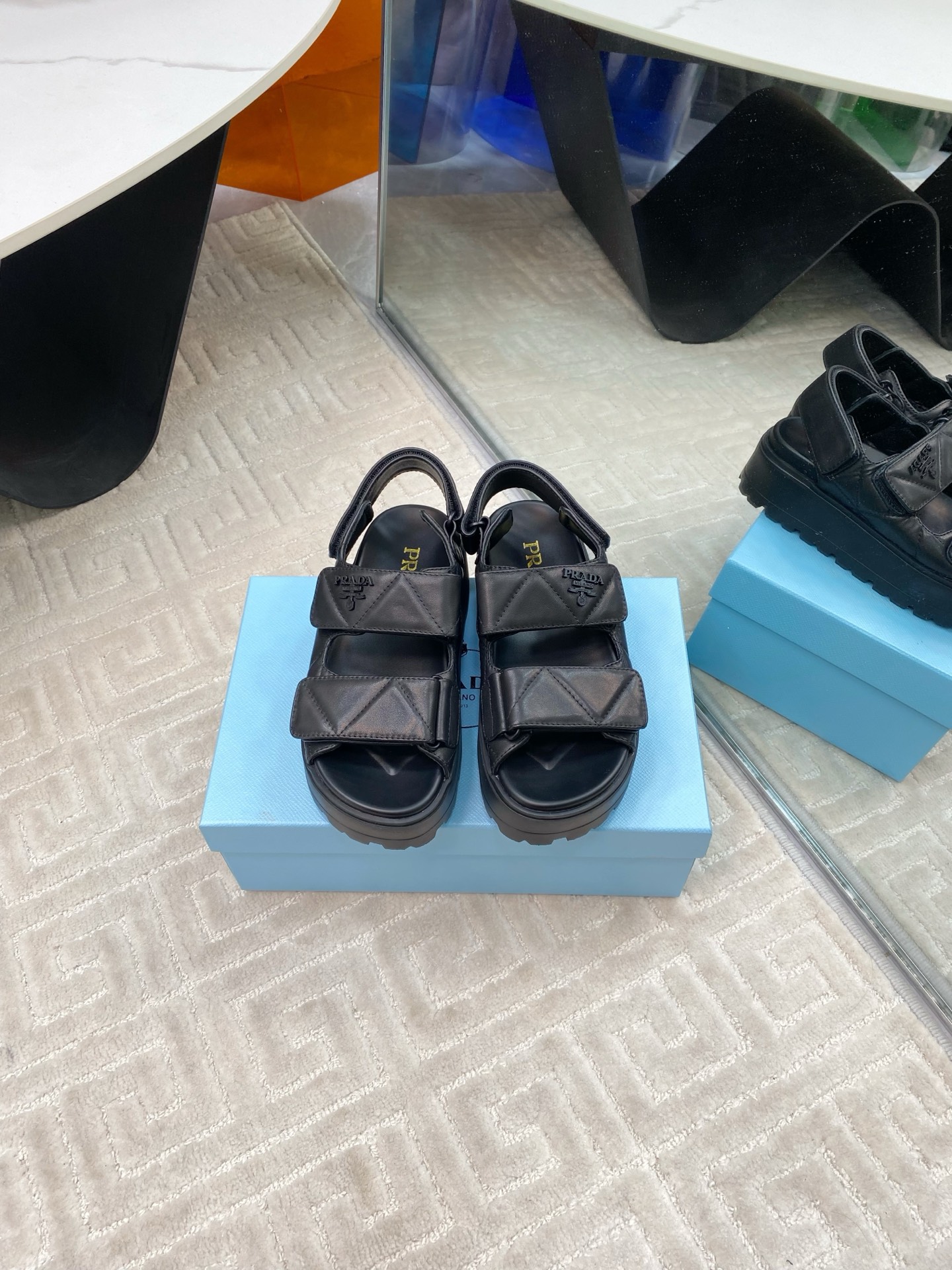 NO:221832,Prada 2025 spring and summer new sandals Roman thick-soled Velcro sandals Slippers Latest catwalk style, classic upgrades Comfort and fashionable coexist. Each color matches are good, design matches different styles. Original custom cowhide cowhide. Lift: Original custom sheepskin inner lining, original mold opening non-slip sole Shoe size: 35-39 (40, 41 custom made no return or exchange), sandals, prada, prada, sandals, slippers, cowhide, sheepskin19860909Prada 普拉达2025春夏新款凉鞋 罗马厚底魔术贴凉鞋 拖鞋 最新走秀款,经典升级 舒适度与时髦度并存 每个颜色搭配都好看,设计搭配不同风格需求 鞋面原版定制牛皮 内里: 原版定制羊皮内里 大底原版开模防滑大底 鞋码: 35-39（40,41订做不退换）,凉鞋,prada,prada,sandals,slippers,cowhide,sheepskin,Women's Shoes