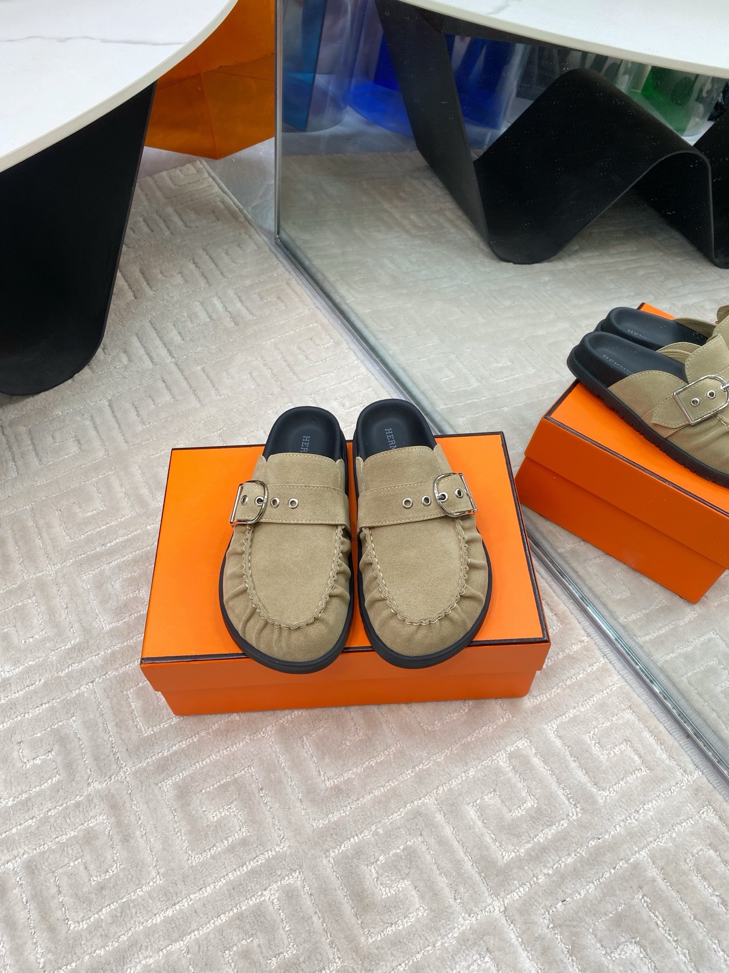 NO:221820,HERME* Hermes cute Muller semi-tower Birkenstock shoes. I really need versatile slippers in summer. It looks good no matter how you match it, it feels casual and high-end. The comfort is also great. It is paired with various colorful socks. It is very fashionable. The size of women is 35-39 (40,41 custom-made no return or exchange) Male 39-44 (45,46 custom-made no return or exchange), semi-tow, hermes, hermes, slippers, socks19860909HERME* 爱马仕呆萌穆勒半拖勃肯鞋 夏天真的太需要百搭拖鞋了 怎么搭配都好看,随意且高级的感觉 舒适度也很棒,搭配各种彩色袜子,潮爆了 码数女35-39（40,41订做不退换） 男39-44（45,46订做不退换）,半拖,hermes,hermes,slippers,socks,Women's Shoes
