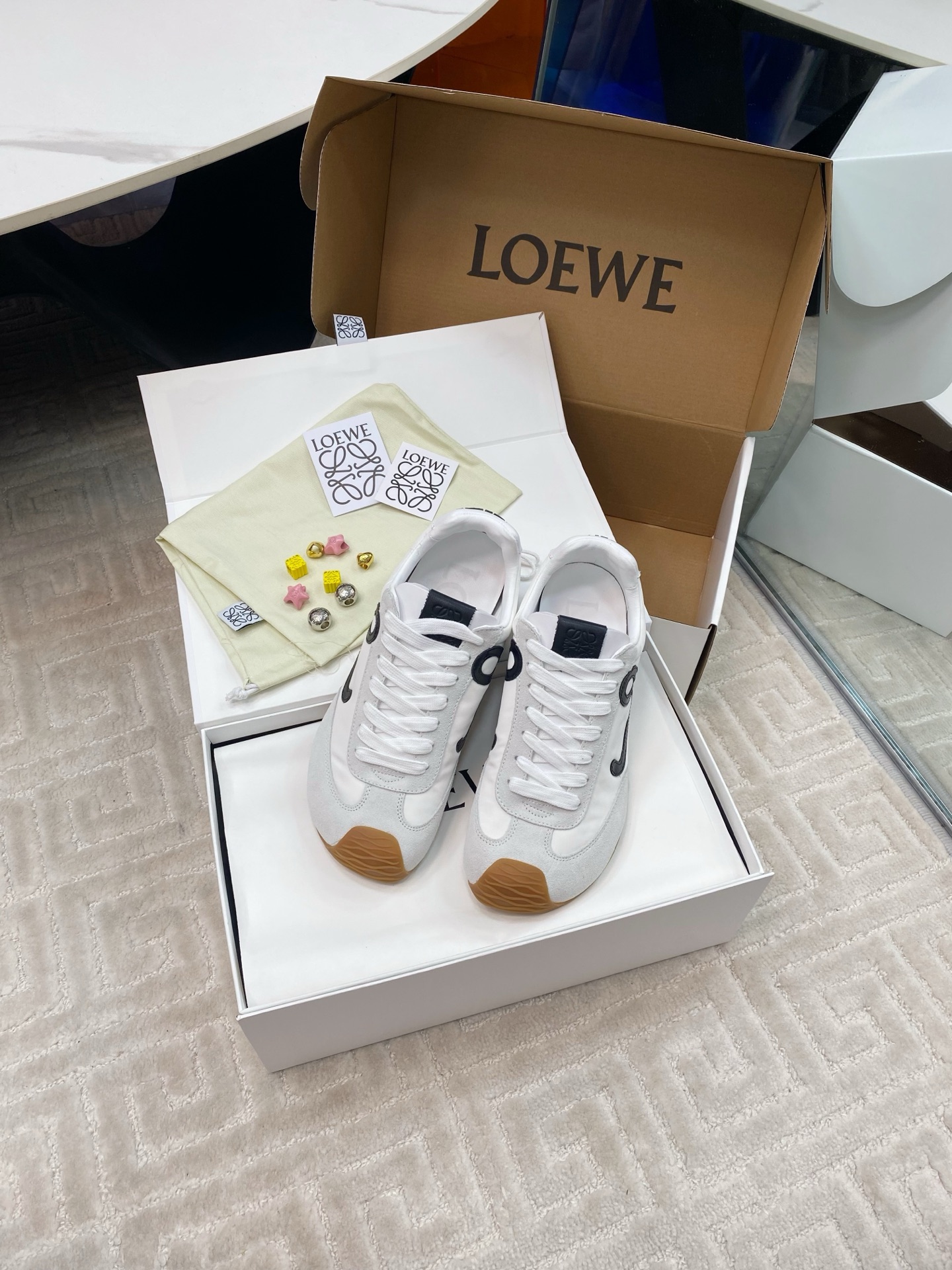 NO:221813,With original aircraft box, 10 buttons LOEWE 25ss Early Spring Forrest Gump shoes, Destoring shoes, sports shoes, the fastest purchase of original versions on the entire network, Luo Yiwei color-blocking sports shoes!  The minimalist style is really perfect and versatile!  Just wear it easily and the shoes are very high-end and light!  No pressure to go shopping!  The biggest feature of this shoe is invincible and comfortable on the feet, it is light and has no weight-bearing feeling. It does not require a running-in period, so comfortable that you feel like you are not wearing shoes. Upper, frosted leather splicing fabric, inner sheepskin, TPU combination sole, SIZE, women's size 35-39 (40 customized, no return or exchange) Men's size 39-44, casual shoes/sports shoes, loewe, loewe, sneakers, sheepskin,19860909配原版飞机盒,扣子10 LOEWE 25ss早春阿甘鞋 德训鞋 运动鞋 全网最快购入原版开发 罗意威拼色运动鞋！极简风格真的做到极致、实在太百搭！随便穿搭就可以很高级、鞋子很轻便！逛街暴走无压力！这鞋最大特点上脚无敌舒适、穿起来很轻盈没有负重感,无需磨合期、舒适到让你感觉没穿鞋一样 鞋面 磨砂皮拼接织布 内里绵羊皮 TPU组合鞋底 SIZE 女码35-39（40订做不退换） 男码39-44,休闲鞋/运动鞋,loewe,loewe,sneakers,sheepskin,Women's Shoes