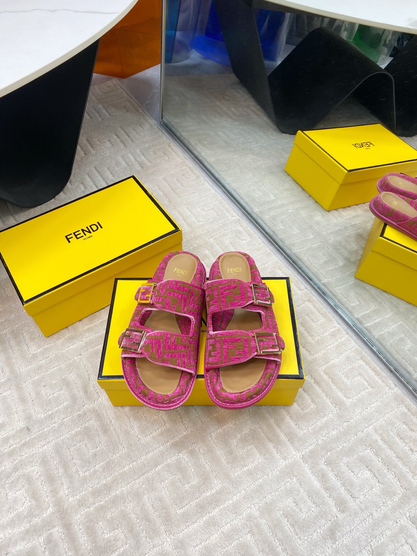 NO:221799,Fendi couples feel presbyopia FF semi-trailer, original version purchased and developed, Fendi early autumn latest style lazy couple slippers with FF Baguette decorative buckle. Original presbyopia canvas material. Edges are decorated with engravings. Metal parts are super beautiful, very light and comfortable!  Size35-45, slippers, fendi, fendi, slippers19860909Fendi芬迪情侣款feel老花FF半拖,原版购入开发,芬迪早秋最新款 慵懒风情侣拖鞋,带FF Baguette装饰性搭扣.原版老花帆布材质.边缘饰有雕刻.饰面金属件 超级好看,非常轻便舒服！ Size35-45,拖鞋,fendi,fendi,slippers,Women's Shoes