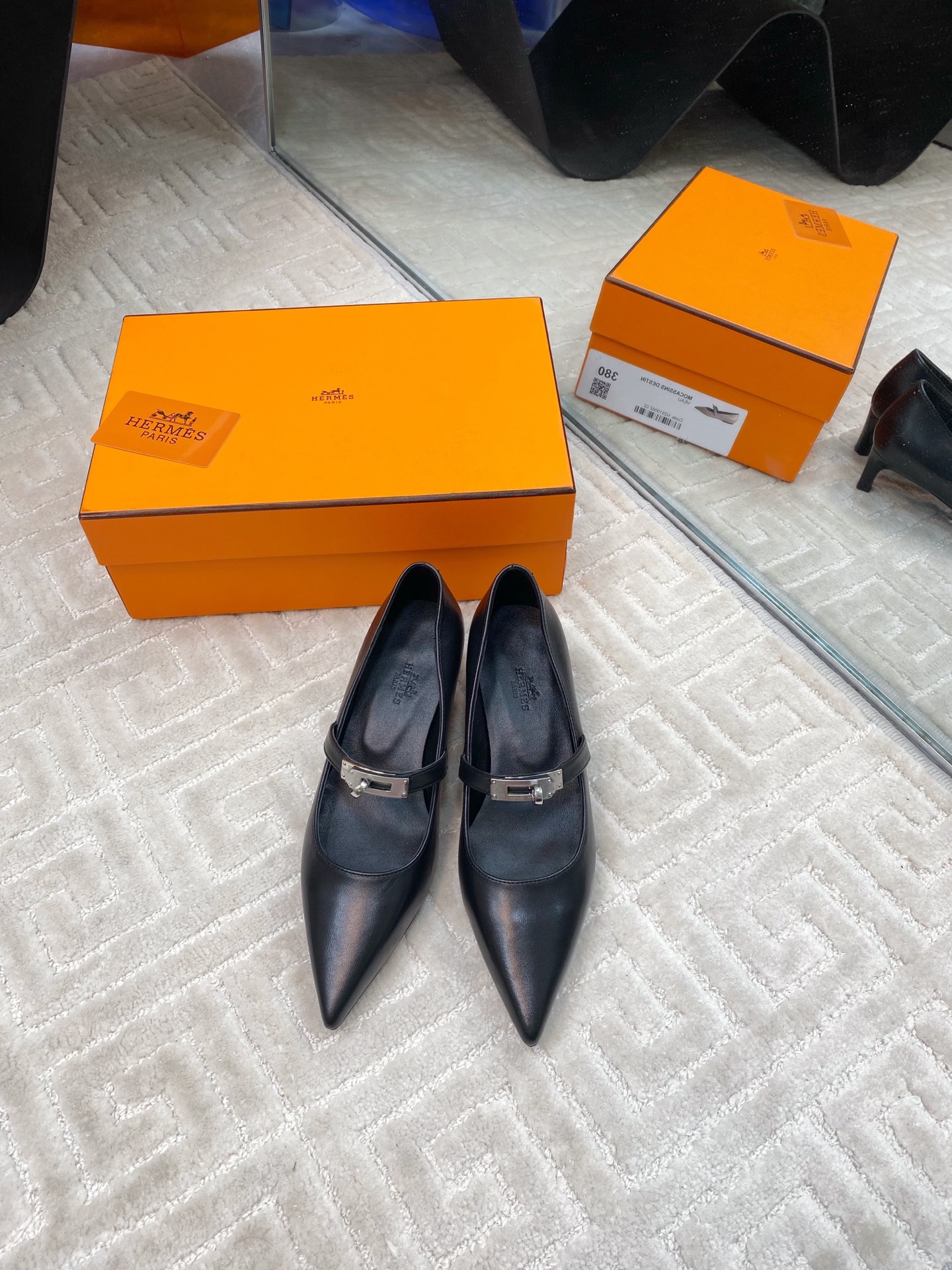 NO:221856,Top quality Hermer/Hermes classic flat sole/kitten heel kelly buckle pointed toe Mary Jane shoes The Mary Jane shoes that people fall in love with at first sight Kelly buckle is cool and full of high-end feel, friendly appearance and comfort. The pointed toe design lengthens the leg lines to make the feet look slimmer and adds a feminine elegant temperament. The fabric is imported fetal cowhide, the inner foot pads are all mixed-bred sheepskin imported Italian cowhide sole Size35-39 (customized on 40/41), single shoes, hermes, hermes, mary jane, cowhide, sheepskin19860909顶级品质 Hermer/爱马仕经典平底/小猫跟kelly扣 尖头玛丽珍鞋 让人一眼就爱上的玛丽珍鞋 kelly扣酷酷的 高级感满满 颜值和舒适度都很友好 尖头设计拉长腿部线条 使脚部显得更加纤细 增添女性的优雅气质. 面料采用进口胎牛皮 内里垫脚均为混种羊皮 意大利进口牛皮大底 Size35-39（40/41定制）,单鞋,hermes,hermes,mary jane,cowhide,sheepskin,Women's Shoes