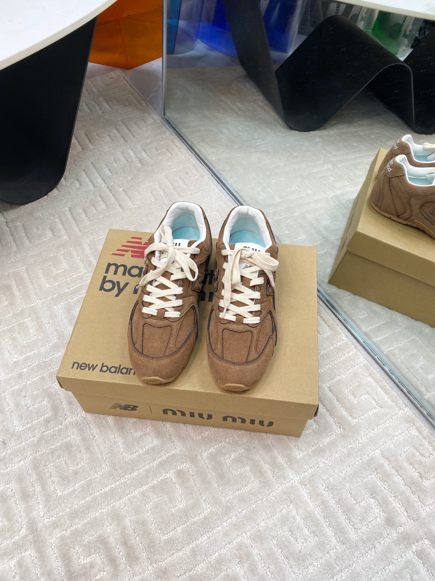 NO:221848,miu miu&new Balance co-branded 530 casual shoes. With the popularity of 530 sports shoes, happy shoes from Maillard. The minimalist retro literary style can be matched, and it is also great to match various socks. It is lightweight, showing the playful and elegant Miumiu. ZP customized Gaomer Yangjing fabric, wool inner lining, private mold anti-slip wear-resistant rubber outsole, size 35-39# (40# customized no return or exchange), casual shoes/sports shoes, miumiu, sneakers, sheep, socks19860909miu miu&new Balance 联名530休闲鞋 随着530运动鞋的大火,来自美拉德的快乐鞋.极简复古文艺的风格都能搭,搭各式的袜子也很赞,轻巧,把miumiu的俏皮优雅展露无遗.ZP订制高丝光羊京面料, 羊毛内里,私模防滑耐磨橡胶大底,码数35-39#（40#订做不退换）,休闲鞋/运动鞋,miumiu,sneakers,sheep,socks,Women's Shoes