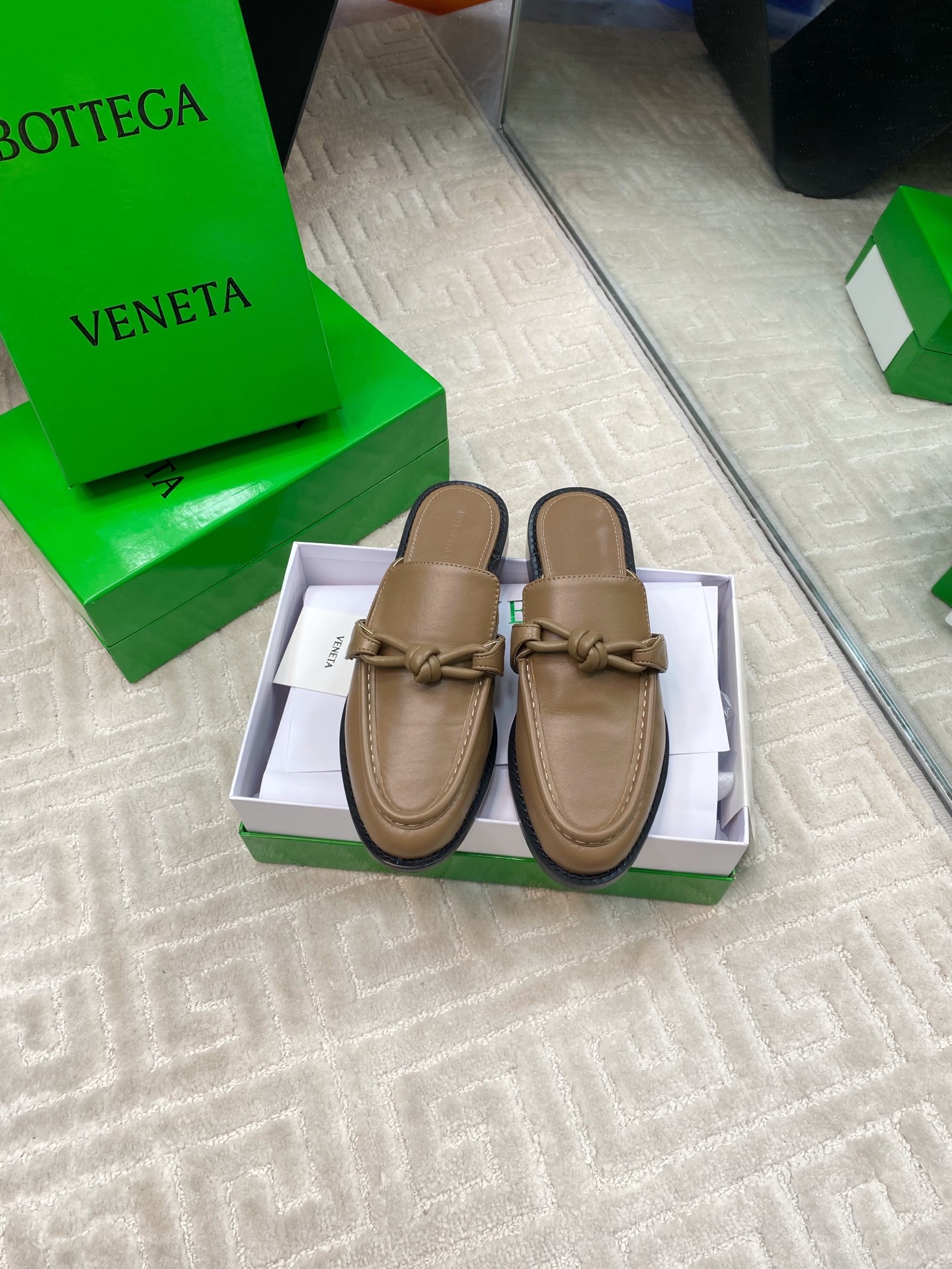 NO:221822,BOTTEGA VENET* genuine leather metal knot rope accessories Astaire loafer slippers Another trend today Ceiling Two-color Color versatile and exquisite flat sole Wrap fabric Same color heel leather Carefully designed Never sloppy Upper material is made of the same original beads Calfskin Material is soft and smooth Material is hand-sewn after zipper opening and closing design Sexy and comfortable Hand sewing process Sheepskin inner inner comfortable high-end Inner nailing sole chooses original mold opening uniform leather sole Benchmarked with the right version Original packaging shoe bag adopts adhesive logo technology The highest end of the market uses hot melt glue toe toe Heel Easy to rebound and not deform high heel series Pack fabric process, upper line is selected from Italian computer needle truck, fine workmanship Select original packaging  35-39 (40 41 customization), loafers semi-trailer, bottega veneta, loafers, slippers, cowhide, sheepskin, Leather soles19860909BOTTEGA VENET* 真皮 金属结绳配饰 Astaire乐福拖鞋 当今流行的又一趋势 天花板啦 双色 色百搭精致平底 包裹面料 同色跟皮 用心设计 绝不马虎 耐穿舒适鞋面材质选用同原版的开边珠 小牛皮 材质柔软顺滑 手工缝制后拉链开合设计 性感舒适 手工缝制工艺 垫脚内里选用羊皮内里舒适高端 打钉大底选用原版开模 一致真皮大底 对标对版 选用原版包装鞋子布袋采用印胶logo工艺 市场最高端采用热熔胶定型鞋头 后跟 易回弹不变形高跟系列 包面料工艺,鞋面车线选用意大利电脑针车 做工精细 选用原版包装 码数35-39（40 41 定制）,乐福鞋半拖,bottega veneta,loafers,slippers,cowhide,sheepskin,Leather soles,Women's Shoes