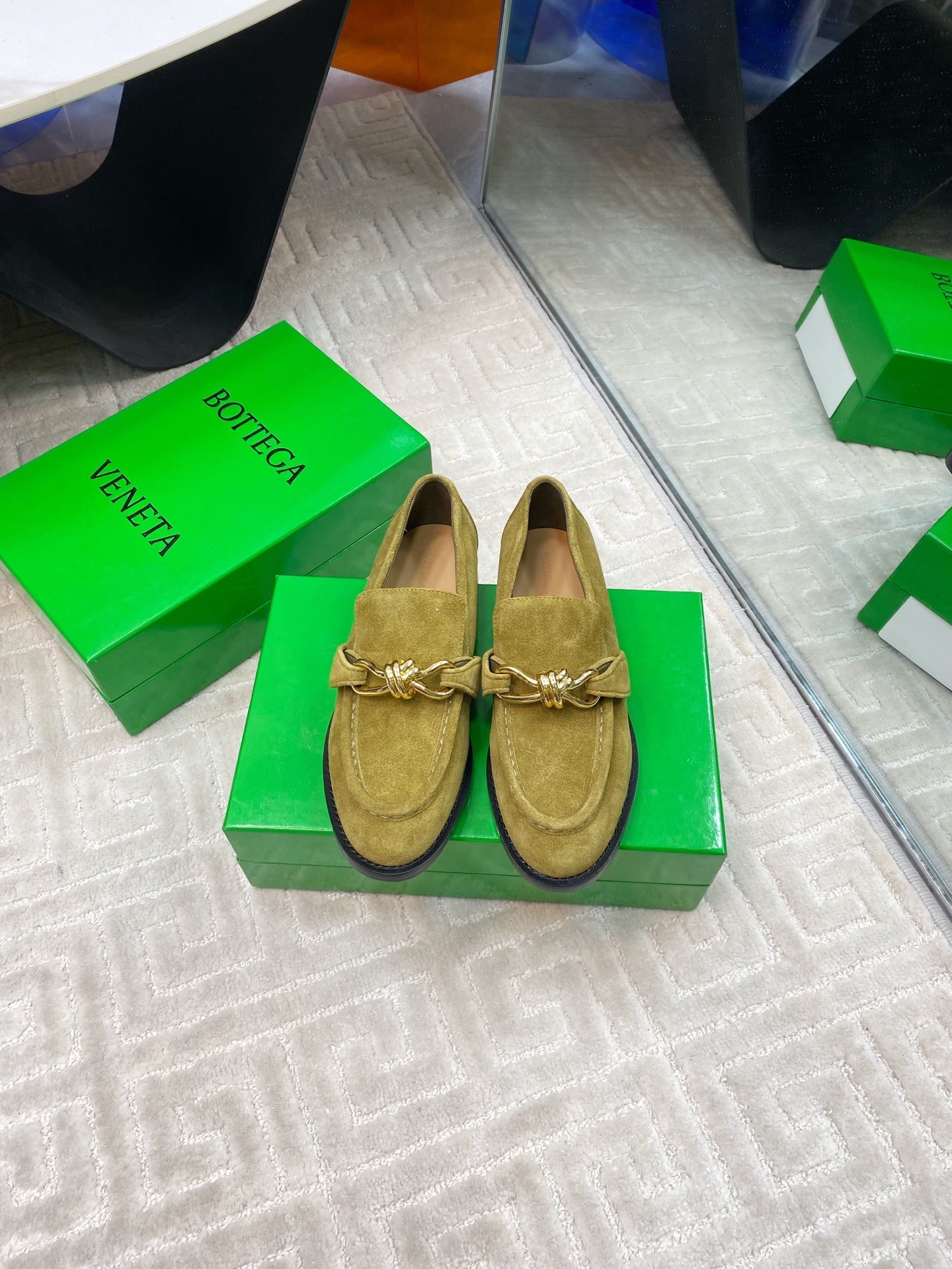 NO:221828,BOTTEGA VENET* Women's Astaire Loafers Original One-to-One Procedure Consistent Hardware Another trend of popular today Ceiling 3 colors versatile Exquisite flat sole Wrap fabric Same color heel leather Carefully designed Never sloppy Upper durable comfortable upper material is calf leather The material is soft and smooth, hand-sewn and zippered and closure design Sexy and comfortable . The foot pad is made of sheepskin inner comfortable high-end nailed sole Select original molded leather outsole . Use hot melt glue toe shaped heel Heel Easy to rebound and not deform the upper line is selected from Italian computer needle car Fine workmanship Number 35–39 (40,41 Customized non-return and exchange), Loafer semi-trail, bottega  veneta,loafers,cowhide,sheepskin,Leather soles19860909BOTTEGA VENET*女士Astaire乐福鞋 原版一比一做法 一致五金 当今流行的又一趋势 天花板啦3色百搭 精致平底 包裹面料 同色跟皮 用心设计 绝不马虎 耐穿舒适鞋面材质选用同原版的小牛皮 材质柔软顺滑,手工缝制后拉链开合设计 性感舒适 .垫脚内里选用羊皮内里舒适高端打钉大底选用原版开模 一致真皮大底 .采用热熔胶定型鞋头 后跟 易回弹不变形鞋面车线选用意大利电脑针车 做工精细 码数35–39（40,41 定做不退换）,乐福鞋半拖,bottega veneta,loafers,cowhide,sheepskin,Leather soles,Women's Shoes