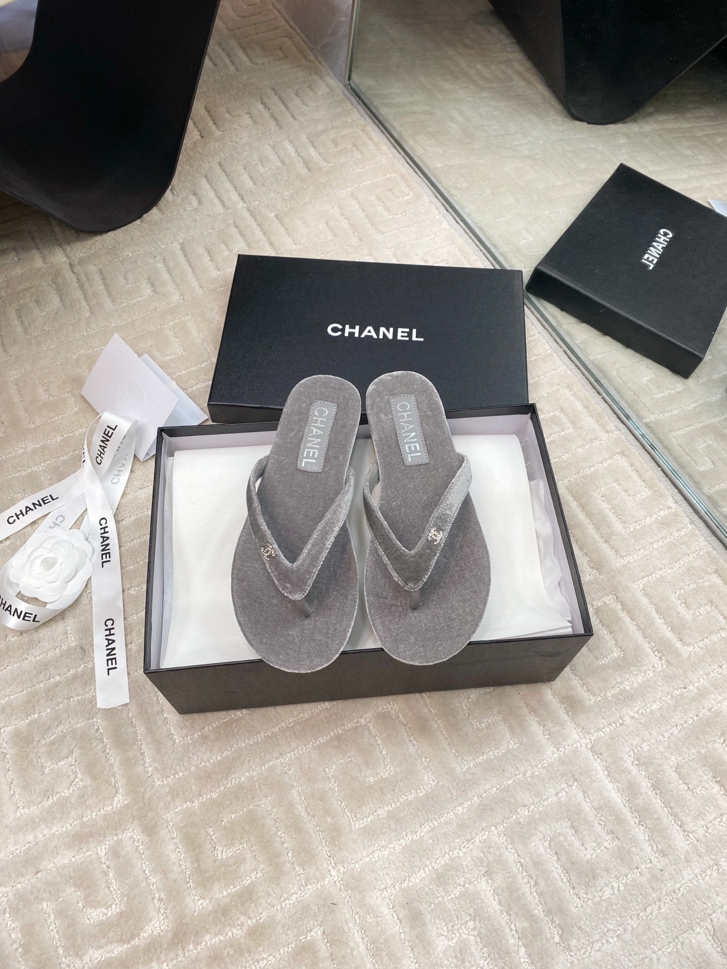 NO:221809,Glossy, diamond face/pearl chane* ｜ Purchasing grade Xiaoxiang new flip-flops Xiangxiang tow is so beautiful, exquisite Girl's summer is coming CHANEL THONGS is a 25-summer show flip-flops with low-key appearance and shiny exquisite fabrics. At the same time, crystal diamonds/pearls are also inlaid on the flip-flop strips. The materials are velvet/imported lambskin size35-39 (40 custom made without return or exchange), split-toe shoes, chanel, sheepskin19860909光面,钻面/珍珠 chane* ｜代购级小香新品人字拖 香香拖太美啦 属于精致 Girl的夏日要来了 CHANEL THONGS是25春夏秀场人字拖 低调的外观搭配闪亮的精致面料 同时在人字拖条带上还镶嵌水晶钻/珍珠 材质分别有天鹅绒/进口小羊皮 size35-39（40订做不退换）,分趾鞋,chanel,sheepskin,Women's Shoes