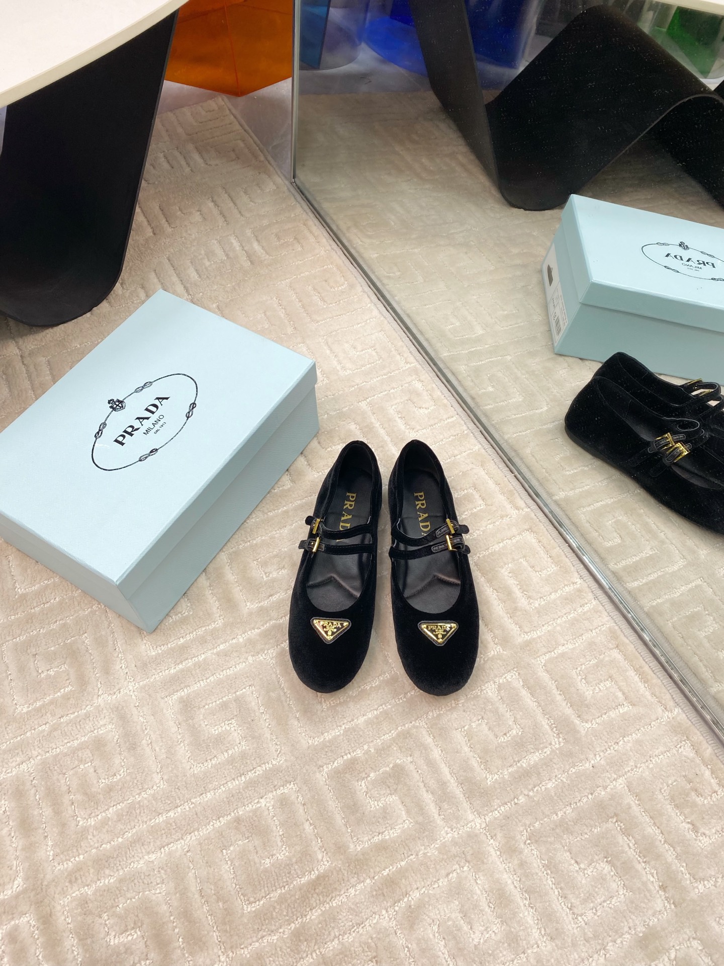 NO:221857,PRADA 25ss Prada's new autumn and winter products, strength is coming, Mary Zhen single shoes, ballet shoes, super popular series, major internet celebrities Qiao Xin and Cheng Xiao, the same round-toe triangle buckle (Mary Zhen single shoes)!  Fashionable and versatile nice items, all kinds of beauties have stood firm, and the exclusive new one is available!  Sisters who like to wear high heels but are afraid of being tired will come over. The flat bottom will definitely make your feet light, and you will not be tired at all, and your feet will be steadily and relaxed!  The theme of this year is not defined to reflect the texture through simplicity and simplicity. Fabric sheepskin inner sheepskin. The triangle mark has a concave and convex feel that is consistent with the original version, and matched with the original sole. Size: #35-39 (40 customized, no return or exchange), single shoes, prada, prada, mary jane, high heels, sheepskin19860909PRADA 25ss 普拉达秋冬新品 实力来袭 玛丽珍单鞋 芭蕾舞鞋 超级爆系列爆品,各大网红明星乔欣,程潇,同款圆头三角扣（玛丽珍单鞋）！ 时髦百搭nice单品,各路美女站稳了,独家上新啦！喜欢穿高跟鞋又怕累的姐姐们看过来,平底绝对让脚步轻盈,百分百不累脚,上脚稳稳的轻松！ 今年的主题就是不被定义 通过简单简洁体现质感 面料羊皮 内里羊皮 三角标触感凹凸感和原版一致,搭配原版大底 Size:#35-39(40订做不退换）,单鞋,prada,prada,mary jane,high heels,sheepskin,Women's Shoes