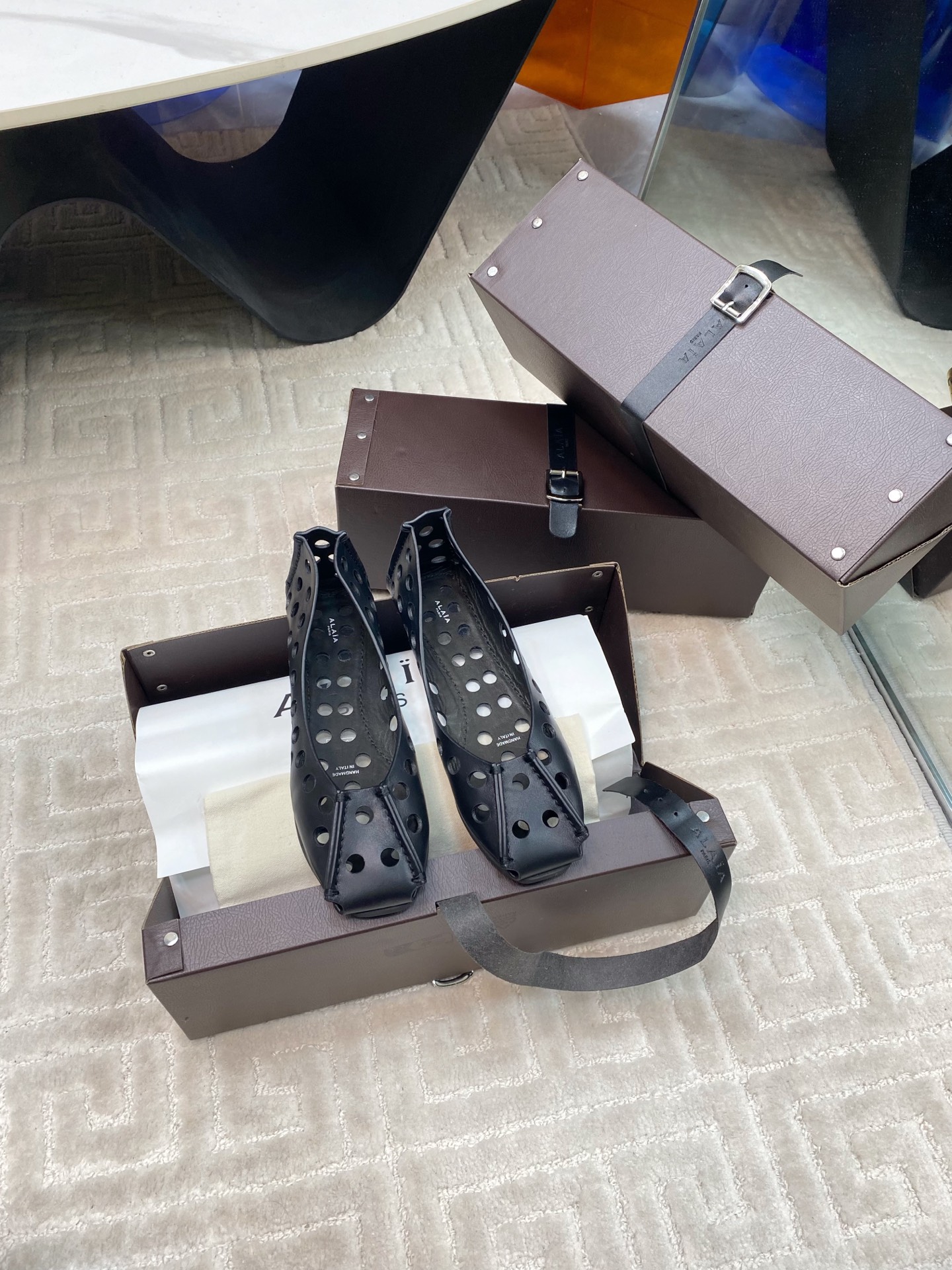 NO:221795,# Alaiya/New products in early spring, square toe, hollow flat sandals, this season's shoes have a new visual experience, playful combination, it looks cool and beautiful, a must-have fashion item for shoe cabinets. The fabric is imported calfskin, the inner foot pads are all cowhide original molded sole Size35-39 (customized by 40/41/42, no return or exchange), single shoes, sandals, cowhide19860909# 阿莱亚/早春新品 方头 镂空 平底凉鞋 这一季的鞋履全新视觉体验 俏皮搭配 显得酷酷的真是绝美 鞋柜必备的时尚单品. 面料采用进口小牛皮 内里垫脚均为牛皮 原版开模大底 Size35-39（40/41/42定制不退换）,单鞋,sandals,cowhide,Women's Shoes