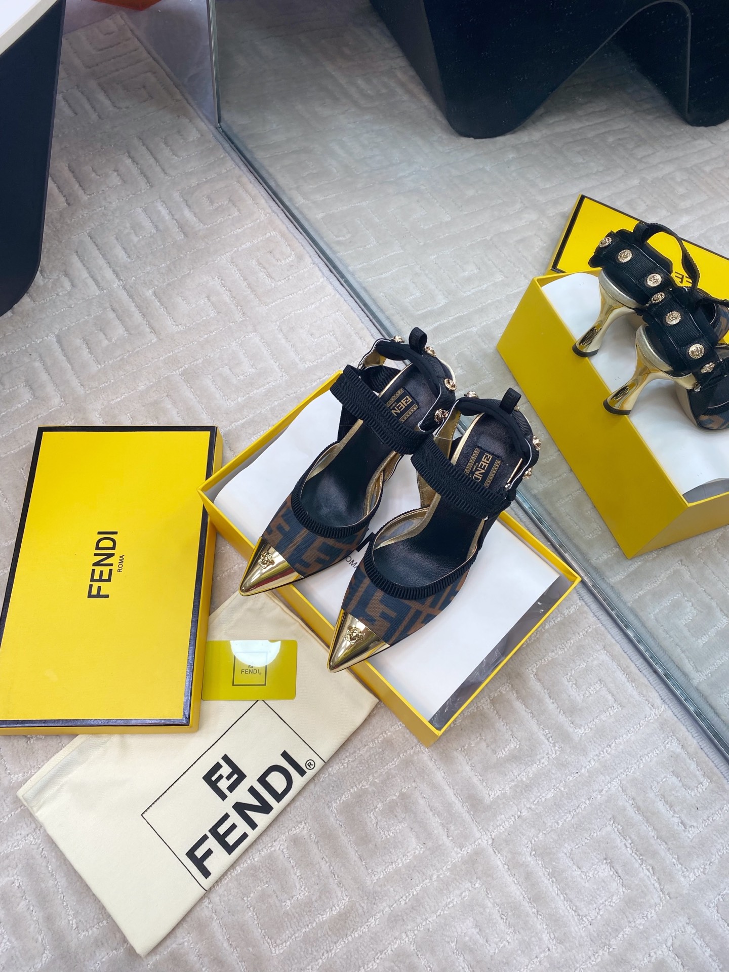 NO:221833,Fendi Series Double FF Pointed Toe High Heel Sandals A must-have FF tow every year. A new series has been added this year, which is so beautiful that it is indescribable. The perfect sense of wearing is a classic must-have, and all kinds of styles are held!  Original breathable woven fabric inner sheepskin heel high flat sole/10cm sole original leather outsole Size35-39 (customized for 40.41), high heels sandals, fendi, fendi, sandals, high heels, sheepskin, Leather soles19860909Fendi 芬迪系列 双FF 尖头 高跟 凉鞋 每年必备FF拖今年还加了新的系列,美到无法言喻 绝好的穿着舒适感可是经典必备,各种风格搭配都Hold的住！ 面料原版透气编织布 内里羊皮 跟高平底/10cm 鞋底原版真皮大底 Size35-39（40.41定做）,高跟鞋凉鞋,fendi,fendi,sandals,high heels,sheepskin,Leather soles,Women's Shoes