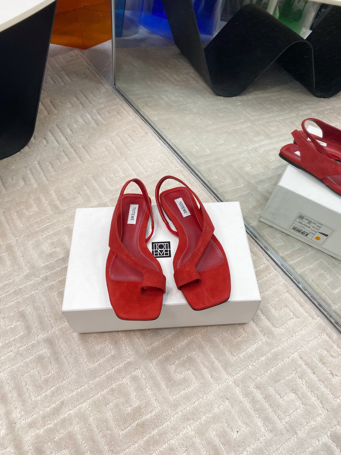 NO:233008,totem*2025 minimalist style treasure toe sandals have a minimalist, called toteme simple and neat lines. The overall look is super high-end, and the fashionable feel is all over the pair of high merceration/cowhide fabric, sheepskin lining, Italian imported leather soles, size 35-39# (40# customized for non-return and exchange), split-toed shoes, sandals, cowhide, sheepskin, Leather soles19860909totem*2025极简风宝藏夹趾凉鞋有一种极简,叫做toteme简单利落的线条,整体看上去超级高级,时髦感一下子就拉满对版高丝光/牛皮面料,羊皮内里,意大利进口真皮大底, 尺码35-39#（40#订做不退换）,分趾鞋,sandals,cowhide,sheepskin,Leather soles,Women's Shoes