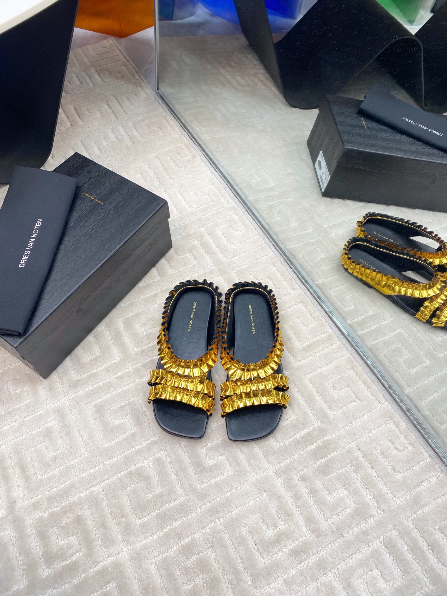 NO:233006,Dries Van Noten metallic pleated muller slippers, niche design slippers, street wear old money style, small gold shoes on the feet, step by step, full of golden glitter and personality Original custom metal leather genuine leather outsole Size 35-39 (40 custom made without return or exchange), slippers, slippers, Leather soles19860909Dries Van Noten金属感褶皱穆勒拖鞋,小众设计感拖鞋,上街穿搭老钱风,小金鞋在脚,步步生辉,金光闪闪个性十足 原版定制金属皮 真皮大底 码数35-39（40订做不退换）,拖鞋,slippers,Leather soles,Women's Shoes