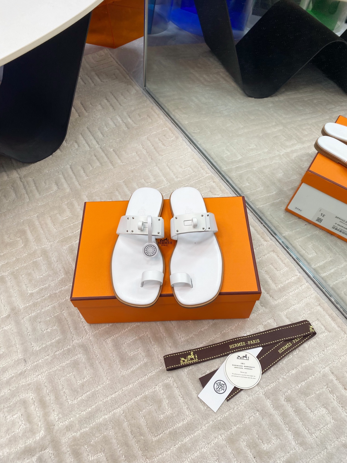 NO:233020,2025 spring and summer new HERMES Hermes counter new model has been popular recently for couples, second uncle shoes, pig nose sandals and slippers, paired with various colored socks, it is very fashionable. Imported cowhide upper imported cowhide inner imported genuine leather, large sole genuine leather sole size for women 35-39 (40/41 not refund or exchange), split-toe shoes, hermes, hermes, sandals, slippers, cowhide, socks198609092025春夏新款HERMES爱马仕专柜新款最近火到不行的情侣款二舅鞋猪鼻子凉鞋拖鞋,搭配各种彩色袜子,潮爆了 鞋面进口牛皮 内里进口真皮 大底真皮鞋底 码数女35-39（40/41不退不换）,分趾鞋,hermes,hermes,sandals,slippers,cowhide,socks,Women's Shoes