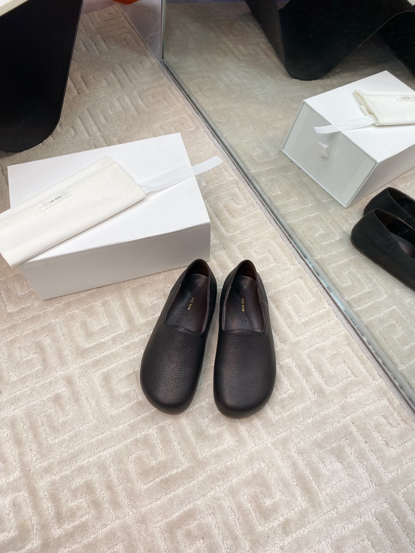 NO:233018,The Row round-toe single shoe fell in love with this shoe at first sight, and it looks good with a little retro flavor and random matching!  It is cool and trendy to wear. Major internet celebrities are wearing it. The whole shoe is very soft and easy to wear without scrubbing your feet. The simple and versatile style continues the usual minimalist style. The whole pair of shoes seems simple but it is difficult to craft. It is comfortable, soft and skin-friendly to wear on your feet. You should not worry about the feeling of your feet. It is necessary to wear it without wearing it. If you don’t wear it, you don’t want to take it off. If you have high requirements for the feeling of your feet, you can close your eyes and enter it!  Upper sheepskin inner sheepskin Size: 35-39 (40 custom made without return or exchange), loafers, loafers, sheepskin19860909The Row 圆头单鞋第一眼看到这个鞋子就爱上了,带点复古味随意搭配都好看！穿起来又酷又潮,各大网红博主都在穿它,整个鞋子非常柔软,好穿不磨脚.简约百搭款~延续了一贯极简风格,整双鞋子看似简单其实工艺很难,上脚裸穿舒适柔软亲肤,脚感方面完全不可担心,好穿是必须的,穿若无穿的上脚体验,穿上就不想脱的款,对脚感要求高的闭眼入它！ 鞋面羊皮 内里羊皮 码数:35-39（40定做不退换）,乐福鞋,loafers,sheepskin,Women's Shoes