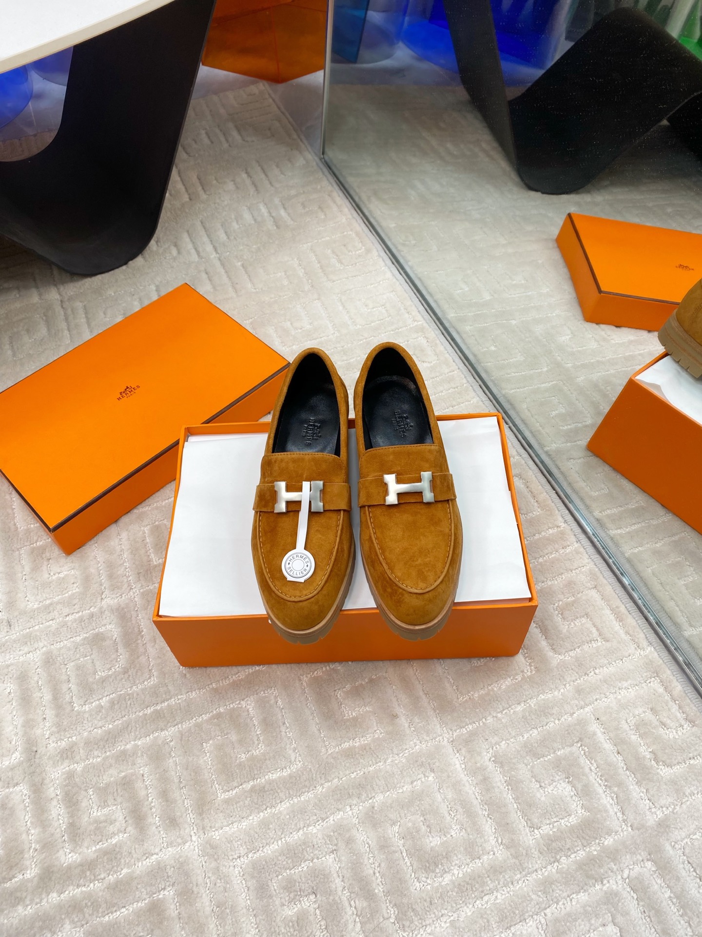 NO:233017,Top version Ηermes classic H buckle loafers Super versatile shoe style is very delicate, pedicure style, durable and exquisite, the first choice for women with temperament, retro colors, good combination of autumn and winter, glossy H buckles, simple and atmospheric, very suitable for office workers, glossy style has the feeling of a business elite, a little bit heeling will not be too sloppy or tired of feet, the leather is exclusive custom sheepskin, which is consistent with the original version, H buckles are customized hardware, not fading and not easy to oxidize, the inner layer is dyed and mixed-bred sheepskin according to the original version, sweat-absorbing and breathable, the original version is consistent with the leather strips, anti-slip and outsole, size 35-39 (customized by 40/41/42), loafers, hermes, loafers, sheepskin19860909顶级版 Ηermes爱马仕经典H扣乐福鞋 超级百搭款鞋型很秀气 修脚型 耐看又精致 气质女人的首选 颜色很复古 秋冬搭配很好看 光面H扣,简单大气 很适合上班族 光面款有商务精英的感觉 稍微有一点跟不会太邋遢也不会累脚 皮面为独家定制羊皮 和原版一致 H扣为定制五金不会掉色不易氧化 内里根据原版定染混种羊皮 吸汗透气 原版一致的真皮沿条防滑耐大底 尺码35-39（40/41/42定制）,乐福鞋,hermes,loafers,sheepskin,Women's Shoes