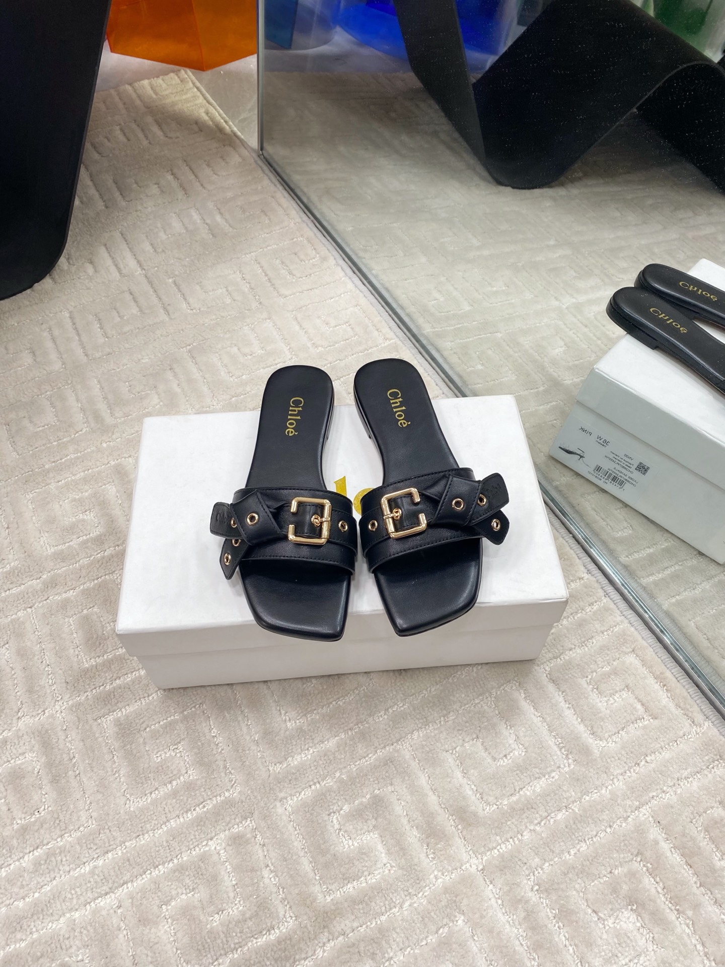 NO:233016,Chloe 25ss The new beautiful slippers in early spring, the minimalist beauty that has been missing in the fashion industry. Classic fashion color scheme, effortless elegance, fashionable, exquisite, beautiful, Baotou pointed toe, open-edge beads, fashionable and simple, new daily slippers, beautiful, high-end slippers, this style is super good on the feet and can lengthen the legs. Original fabric cowhide, inner sheepskin inner, outsole genuine leather sole Size35-39 (40 41 custom made without return), slippers, chloe, loewe, slippers, cowhide, sheepskin19860909Chloe 蔻依25ss 早春新款绝美拖鞋时尚界久违的极简之美 经典时尚配色 毫不费力的优雅风来袭 时髦 精致 绝美 包头尖头 开边珠外穿时尚气质简约新款日常拖鞋美出高级感拖鞋这款上脚超好而且可以拉长腿型. 面料原版牛皮,内里羊皮内里 大底真皮鞋底 Size35-39（40 41订做不退换）,拖鞋,chloe,loewe,slippers,cowhide,sheepskin,Women's Shoes