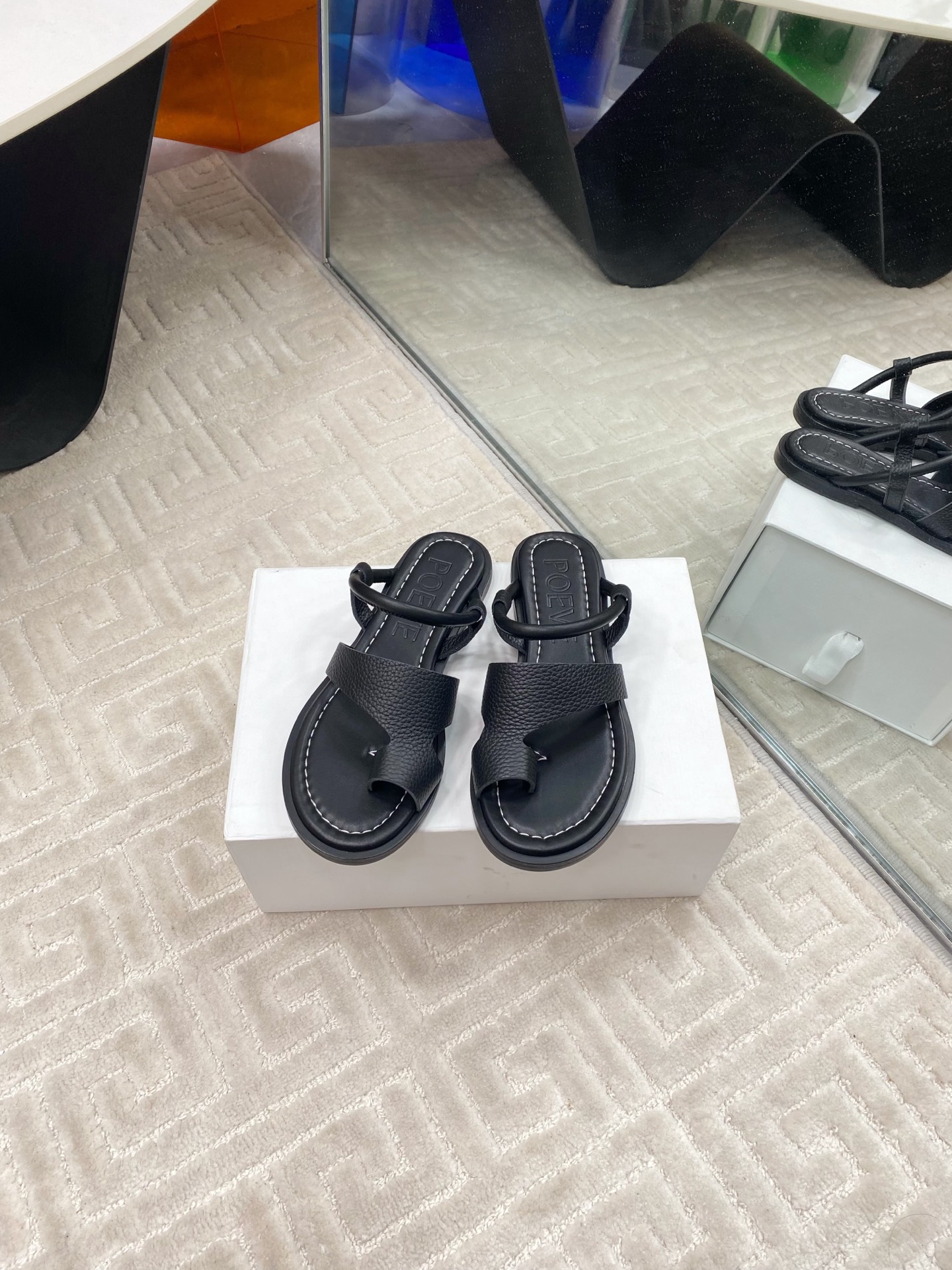 NO:233013,POEVE / New product Simple double-band design, neat and fashionable, delicate leather texture, unique details, high-end, flat-soled style comfortable and comfortable, whether you are strolling on the street or on the beach, you can easily grasp the casual and fashionable style. Imported cowhide upper imported cowhide inner imported cowhide, outsole ZP replica outsole Size35-39 (40 custom-made, non-return and exchange), split-toe shoes, cowhide19860909POEVE  /新品 简约双带设计 透着利落的时尚感 细腻的皮革质感 搭配别致的细节 尽显高级 平底款式舒适自在 无论是漫步街头还是海边度假 都能让你轻松拿捏休闲时髦范儿 鞋面进口牛皮 内里进口牛皮 大底ZP复刻大底 Size35-39（40定制不退换）,分趾鞋,cowhide,Women's Shoes