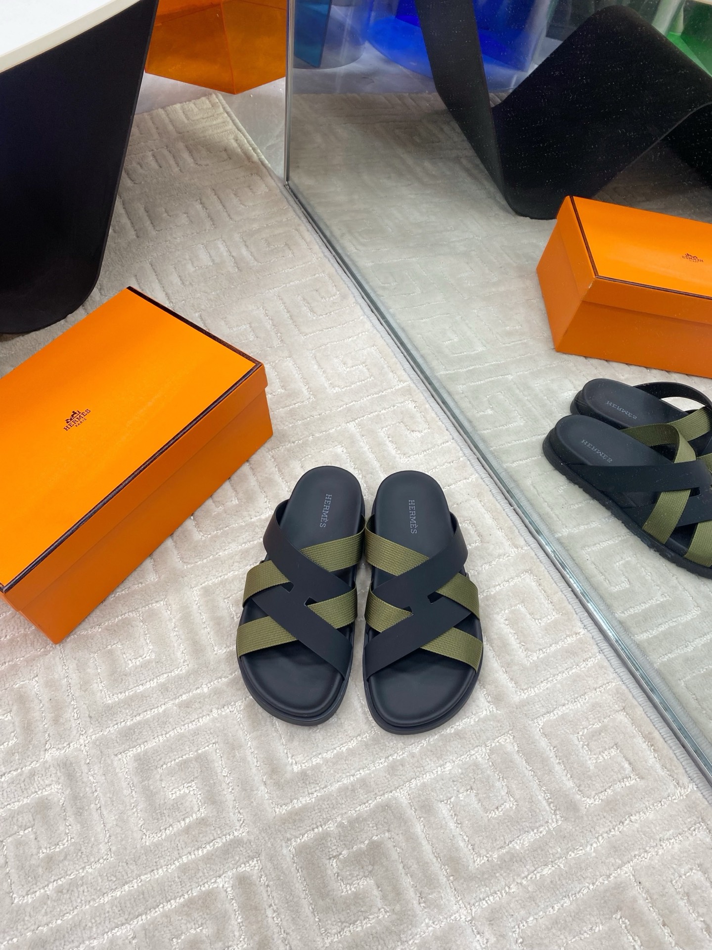 NO:233011,Men's Size 10 Hermès/Hermès 25ss New Cross Slippers Extremely Retro Design, Strong Exotic Style, Full of Fashionable, Very Temperament to the Easiest You Can Stand with Simple Styles and High-end Feelings. It's great to wear a versatile color and smooth lines!  The fabric is made of original custom leather The fabric is made of imported calf leather The original mold is customized with anti-slip sole Size35-45 (female 40/41, male 45 customized), slippers, hermes, hermes, slippers, cowhide19860909男码10 Hermès/爱马仕25ss新品交叉拖鞋 极约复古的设计 浓厚的异域风情 时髦感十足、随便上脚都很有腔调 简简单单的款式随便搭配一下高级感就很棒 百搭的颜色流畅的线条很难不爱！ 面料采用原版定制皮料 面料采用进口小牛皮 原版开模定制防滑大底 Size35-45（女40/41,男45定制）,拖鞋,hermes,hermes,slippers,cowhide,Women's Shoes