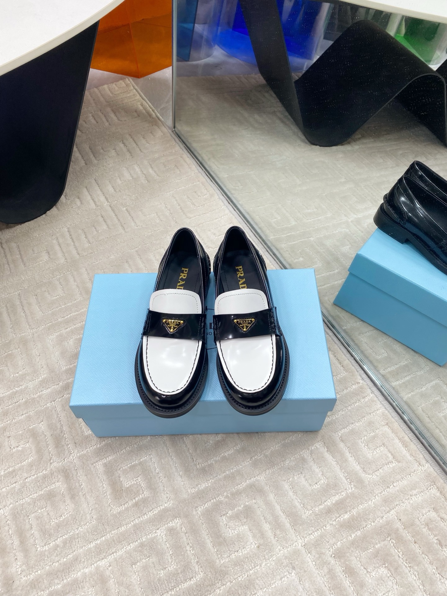 NO:233009,prada* Prada ss25new arrival~Pjia 2025ss new triangular button single shoes loafers top quality... Classic triangle logo, classic shoe shape, can give you love in your eyes Super easy to match a single shoe, sweet and cool upper imported cowhide upper inner sheepskin, 100% comfortable, absolutely hard product, original molded rubber sole of the bottom material, excellent texture of the shoe, conscientious price Size35-39 (40 Customized, no return or replacement), loafers, prada, prada, loafers, cowhide, sheepskin19860909prada* 普拉达ss25new arrival～P家2025ss新品三角扣单鞋乐福鞋 顶级品质... 经典三角标,经典鞋型,可以给予满眼的爱意 超级好搭配的一款单鞋,可甜可飒 鞋面鞋面进口牛皮 内里羊皮,舒适度百分百,绝对硬货 底材原版开模橡胶大底,鞋子质感超赞,良心价格 Size35-39 ( 40 定制不退不换),乐福鞋,prada,prada,loafers,cowhide,sheepskin,Women's Shoes
