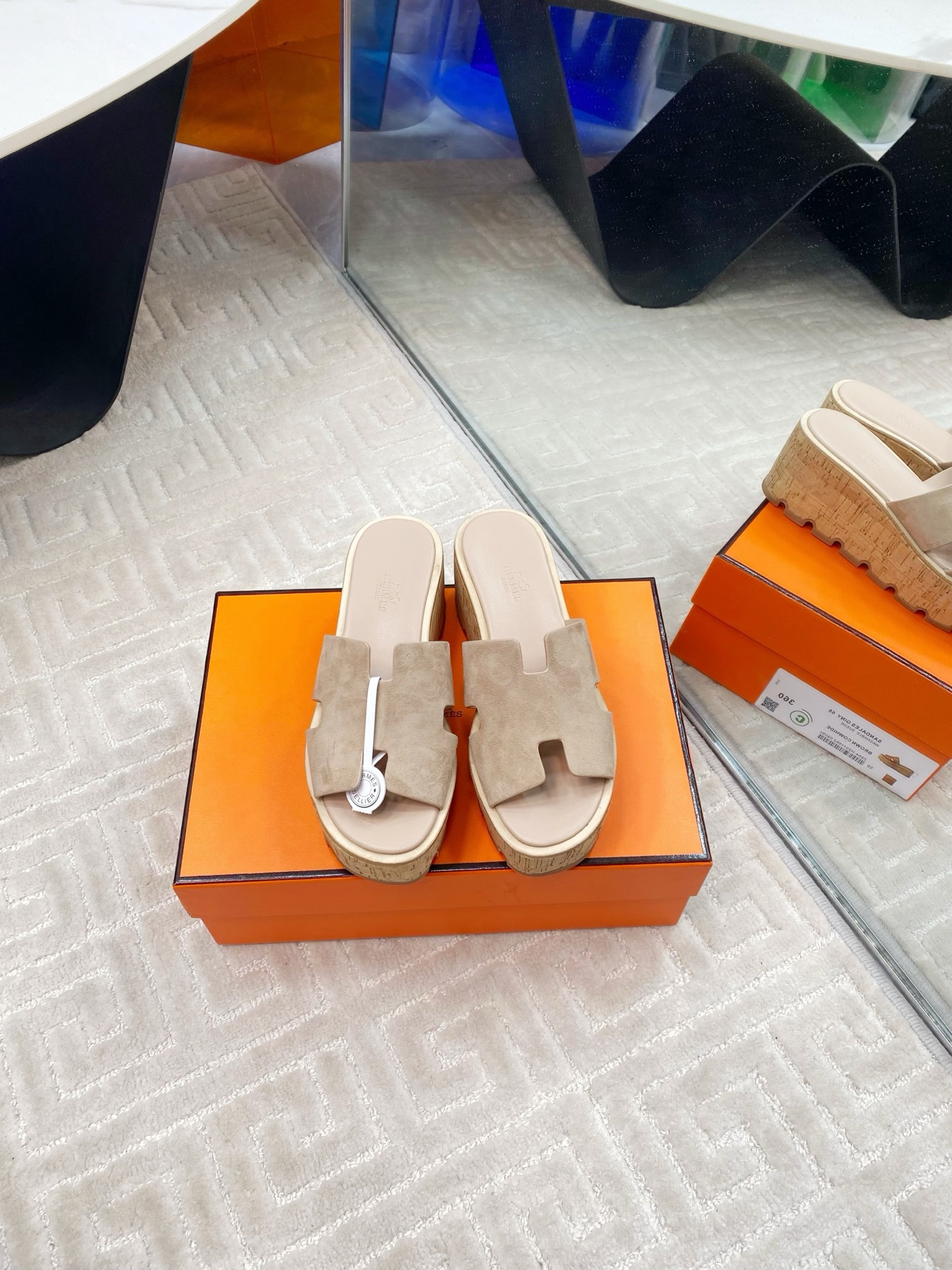 NO:233007,Herme* Exclusive. Official website. The cabinet is synchronized with H-shaped cowhide wood bran sole thick-soled sponge cake high-heeled slippers. Super easy-to-wear sponge cake slippers, which increase the height by 7cm in seconds on the feet, and wear them well. They are also very friendly to friends who don’t know how to wear high heels. The sponge cake sole is taller and slimmer. All the raw materials and production processes of the shoes are customized according to YB. The upper is made of original cowhide, the insole is fixed-dyed sheepskin, and the sole is geared rubber sole, which is wear-resistant and anti-slip effect has been improved by several levels. Calfskin sandals, 