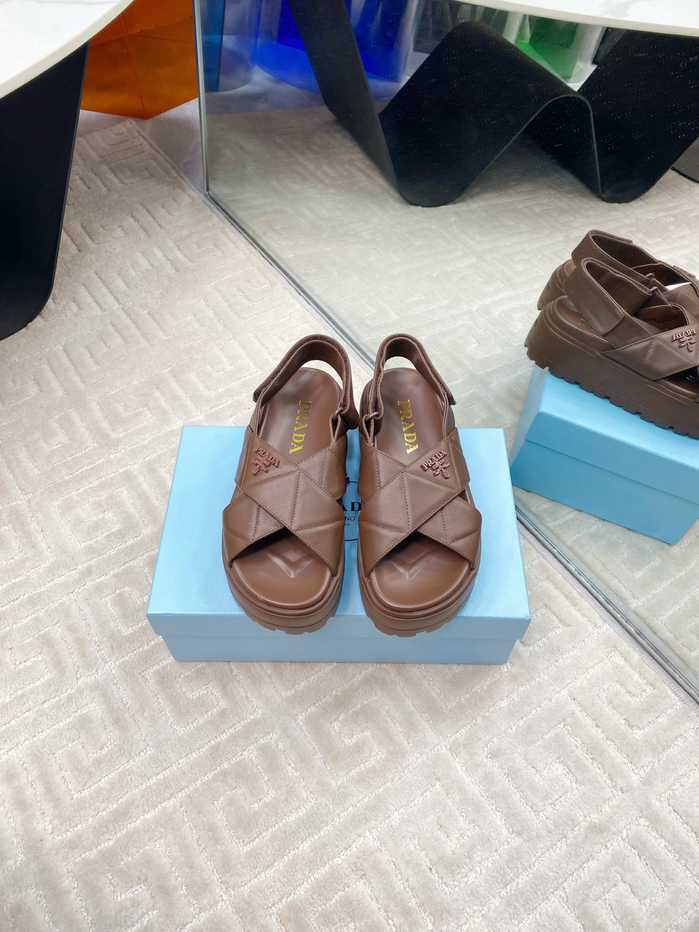 NO:233005,Prada 2025 spring and summer new sandals Roman thick-soled Velcro sandals Slippers Latest catwalk style, classic upgrades Comfort and fashionable coexist. Each color matches are good, design matches different styles. Original custom cowhide cowhide. Lift: Original custom sheepskin inner lining, original mold opening non-slip sole Shoe size: 35-39 (40, 41 custom made no return or exchange), sandals, prada, prada, sandals, slippers, cowhide, sheepskin19860909Prada 普拉达2025春夏新款凉鞋 罗马厚底魔术贴凉鞋 拖鞋 最新走秀款,经典升级 舒适度与时髦度并存 每个颜色搭配都好看,设计搭配不同风格需求 鞋面原版定制牛皮 内里: 原版定制羊皮内里 大底原版开模防滑大底 鞋码: 35-39（40,41订做不退换）,凉鞋,prada,prada,sandals,slippers,cowhide,sheepskin,Women's Shoes