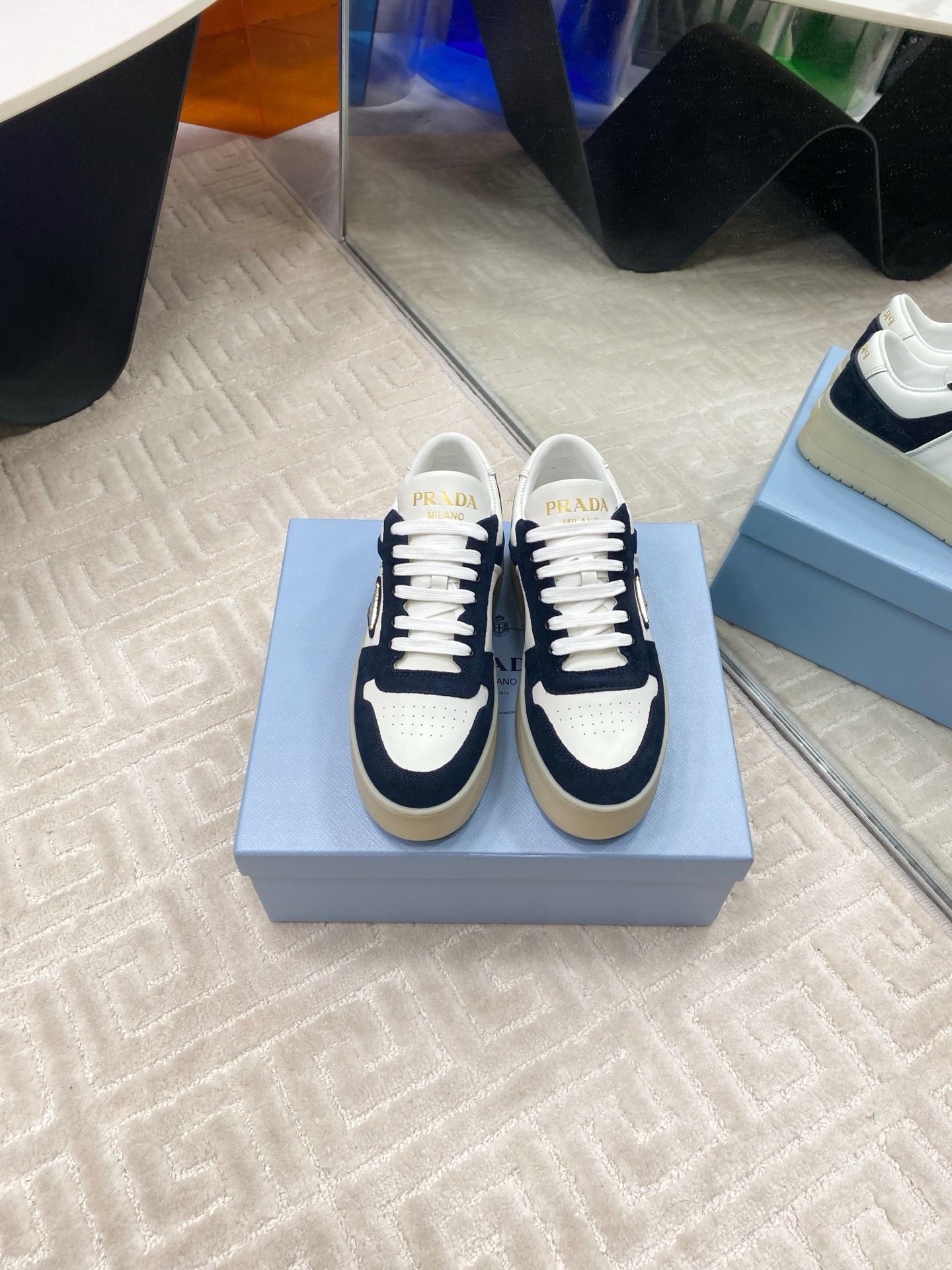 NO:233004,Prada 25 new style thick sole casual sneakers This sneaker continues the long-lasting outline and is a new classic item. It is carefully crafted from leather to enhance the style. The style is light and matched with a triangle buckle logo and a 5CM thick sole, suitable for all seasons. It can be matched with various casual styles. In an era when various styles are filled with the eyes, the one that can be best matched for a long time is the white shoes that capture people's hearts little by little. Fabric: cowhide inner: sheepskin outsole: original TPU two-color outsole Sole thickness: 5CM Size 35-39 (40 customized for non-return and exchange), casual shoes/sports shoes, prada, prada, sneakers, cowhide, sheepskin19860909Prada普拉达 25新款 厚底 休闲运动鞋 这款运动鞋延续经久不衰的轮廓,是新款经典单品.采用皮革精心制作, 提升格调.款式轻盈,搭配三角扣标志加5CM厚底,四季皆宜,可与各式休闲造型搭配,在各种风格充斥眼球的时代,最能长久陪伴搭配的 一点一点俘获人心的当属小白鞋. 面料: 牛皮 内里: 羊皮 大底: 原版TPU双色大底 底厚: 5CM 码数 女 35-39（40订做不退换）,休闲鞋/运动鞋,prada,prada,sneakers,cowhide,sheepskin,Women's Shoes