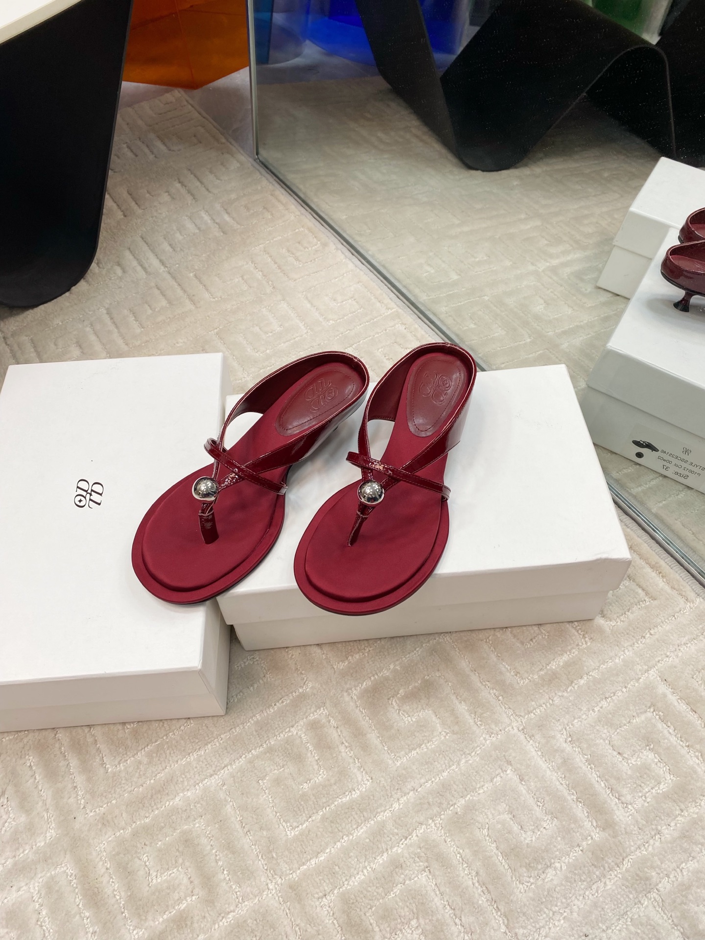 NO:233001,ODTD New Product Who knows Kitten heel metal ball clip-toed sandals are simply fashionable and powerful tools for the streets. Simple and luxurious. Cross-strip design. Easily outline the lines of the foot. The convenience of one foot. The cowhide of fashion and comfort. Imported cowhide of upper imported cowhide. Imported silk on the foot. Outsole ZP replica outsole. Size35-39 (40 fixed), split-toe shoes, sandals, cowhide, real silk.19860909ODTD 新品 谁懂 小猫跟金属球夹趾凉鞋简直是时髦精的出街利器 简约又不失奢华 交叉细带设计 轻松勾勒足部线条 一脚蹬的便捷 让时尚与舒适并存 鞋面进口牛皮 垫脚进口真丝 大底ZP复刻大底 Size35-39（40定）,分趾鞋,sandals,cowhide,real silk,Women's Shoes