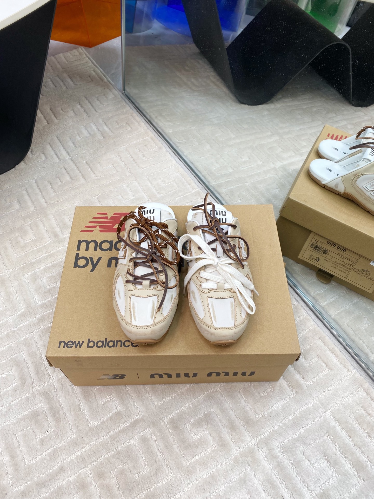 NO:232998,miu mi* new Balance joint catwalk semi-drag with the fire of 530 sneakers, welcoming the latest summer style. Happy shoes from Maillard can be matched in a minimalist retro literary style. It is also very nice and lightweight to match various socks, showing the playful and elegant of miumiu ZP custom cowhide/fabric, cowhide inner private mold anti-slip wear-resistant rubber outsole Size 35-39# (40# custom made without return), semi-drag, miumiu, sneakers, cowhide, socks19860909miu mi* new Balance 联名走秀款半拖随着530运动鞋的大火,迎接夏日的最新款,来自美拉德的快乐鞋极简复古文艺的风格都能搭,搭各式的袜子也很赞轻巧,把miumiu的俏皮优雅展露无遗 ZP订制牛皮/面料, 牛皮内里 私模防滑耐磨橡胶大底 码数35-39#（40#订做不退换）,半拖,miumiu,sneakers,cowhide,socks,Women's Shoes